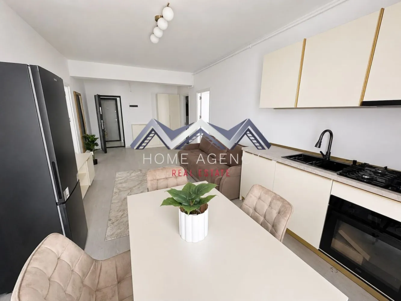Apartament 3 camere Otopeni | preț final - Vă propunem, spre vânzare, un apartament modern cu 3 camere, complet mobilat și utilat, situat într-un imobil nou din Otopeni. O locuință pregătită pentru mutare imediată, ideală atât pentru o familie, cât și pentru cei care își doresc o investiție fără griji.

Preț final: 140.000 euro (negociabil) TVA și un loc de parcare inclus
Prețul afișat nu include TVA | comision 0%

Apartamentul impresionează prin compartimentarea eficientă și spațiile bine proporționate. Zona de zi este luminoasă și primitoare, cu living generos, loc de luat masa și acces direct către balcon, oferind un spațiu perfect pentru momentele petrecute în familie sau alături de prieteni.

Dormitorul matrimonial dispune de baie proprie cu cadă și acces către balcon, oferind confort și intimitate. Cel de-al doilea dormitor, cu o suprafață utilă de aproximativ 15 mp, poate fi amenajat ca dormitor pentru copii, cameră de oaspeți sau birou, în funcție de nevoile viitorilor proprietari. Apartamentul beneficiază și de o a doua baie, prevăzută cu duș tip walk-in.

Locuința se predă exact ca în fotografii, complet mobilată și utilată, cu mobilier modern și electrocasnice, fiind pregătită pentru mutare imediată. În plus, este dotată cu centrală termică proprie și finisaje moderne, atent alese pentru un plus de confort și funcționalitate.

Apartamentul este disponibil într-un imobil nou (D+P+3), construit cu atenție la detalii, racordat la toate utilitățile și amplasat într-o zonă liniștită, aflată în continuă dezvoltare. Zona beneficiază de străzi asfaltate, iluminat public și acces facil către București, iar stația de transport public Linia Albastră se află chiar în fața complexului.

Pentru cei care își doresc să își personalizeze locuința încă de la început, apartamentul este disponibil și în varianta nemobilată, la un preț diferit.

Dacă sunteți în căutarea unui apartament nou, spațios și gata de mutare, vă invităm la o vizionare.