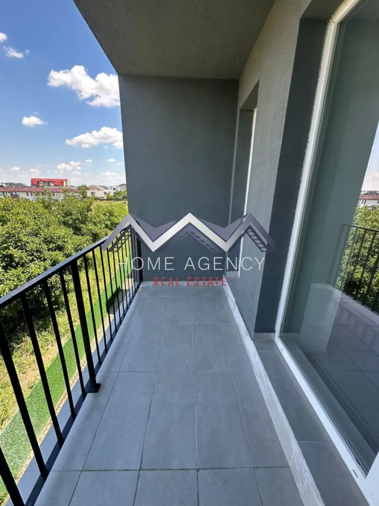 Apartament 3 camere Otopeni | preț final - Vă propunem, spre vânzare, un apartament modern cu 3 camere, complet mobilat și utilat, situat într-un imobil nou din Otopeni. O locuință pregătită pentru mutare imediată, ideală atât pentru o familie, cât și pentru cei care își doresc o investiție fără griji.

Preț final: 140.000 euro (negociabil) TVA și un loc de parcare inclus
Prețul afișat nu include TVA | comision 0%

Apartamentul impresionează prin compartimentarea eficientă și spațiile bine proporționate. Zona de zi este luminoasă și primitoare, cu living generos, loc de luat masa și acces direct către balcon, oferind un spațiu perfect pentru momentele petrecute în familie sau alături de prieteni.

Dormitorul matrimonial dispune de baie proprie cu cadă și acces către balcon, oferind confort și intimitate. Cel de-al doilea dormitor, cu o suprafață utilă de aproximativ 15 mp, poate fi amenajat ca dormitor pentru copii, cameră de oaspeți sau birou, în funcție de nevoile viitorilor proprietari. Apartamentul beneficiază și de o a doua baie, prevăzută cu duș tip walk-in.

Locuința se predă exact ca în fotografii, complet mobilată și utilată, cu mobilier modern și electrocasnice, fiind pregătită pentru mutare imediată. În plus, este dotată cu centrală termică proprie și finisaje moderne, atent alese pentru un plus de confort și funcționalitate.

Apartamentul este disponibil într-un imobil nou (D+P+3), construit cu atenție la detalii, racordat la toate utilitățile și amplasat într-o zonă liniștită, aflată în continuă dezvoltare. Zona beneficiază de străzi asfaltate, iluminat public și acces facil către București, iar stația de transport public Linia Albastră se află chiar în fața complexului.

Pentru cei care își doresc să își personalizeze locuința încă de la început, apartamentul este disponibil și în varianta nemobilată, la un preț diferit.

Dacă sunteți în căutarea unui apartament nou, spațios și gata de mutare, vă invităm la o vizionare.
