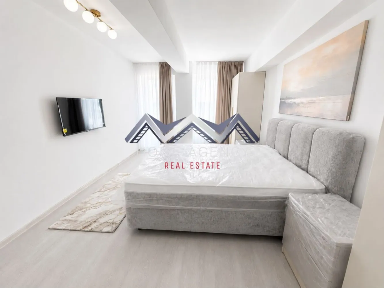 Apartament 3 camere Otopeni | preț final - Vă propunem, spre vânzare, un apartament modern cu 3 camere, complet mobilat și utilat, situat într-un imobil nou din Otopeni. O locuință pregătită pentru mutare imediată, ideală atât pentru o familie, cât și pentru cei care își doresc o investiție fără griji.

Preț final: 140.000 euro (negociabil) TVA și un loc de parcare inclus
Prețul afișat nu include TVA | comision 0%

Apartamentul impresionează prin compartimentarea eficientă și spațiile bine proporționate. Zona de zi este luminoasă și primitoare, cu living generos, loc de luat masa și acces direct către balcon, oferind un spațiu perfect pentru momentele petrecute în familie sau alături de prieteni.

Dormitorul matrimonial dispune de baie proprie cu cadă și acces către balcon, oferind confort și intimitate. Cel de-al doilea dormitor, cu o suprafață utilă de aproximativ 15 mp, poate fi amenajat ca dormitor pentru copii, cameră de oaspeți sau birou, în funcție de nevoile viitorilor proprietari. Apartamentul beneficiază și de o a doua baie, prevăzută cu duș tip walk-in.

Locuința se predă exact ca în fotografii, complet mobilată și utilată, cu mobilier modern și electrocasnice, fiind pregătită pentru mutare imediată. În plus, este dotată cu centrală termică proprie și finisaje moderne, atent alese pentru un plus de confort și funcționalitate.

Apartamentul este disponibil într-un imobil nou (D+P+3), construit cu atenție la detalii, racordat la toate utilitățile și amplasat într-o zonă liniștită, aflată în continuă dezvoltare. Zona beneficiază de străzi asfaltate, iluminat public și acces facil către București, iar stația de transport public Linia Albastră se află chiar în fața complexului.

Pentru cei care își doresc să își personalizeze locuința încă de la început, apartamentul este disponibil și în varianta nemobilată, la un preț diferit.

Dacă sunteți în căutarea unui apartament nou, spațios și gata de mutare, vă invităm la o vizionare.