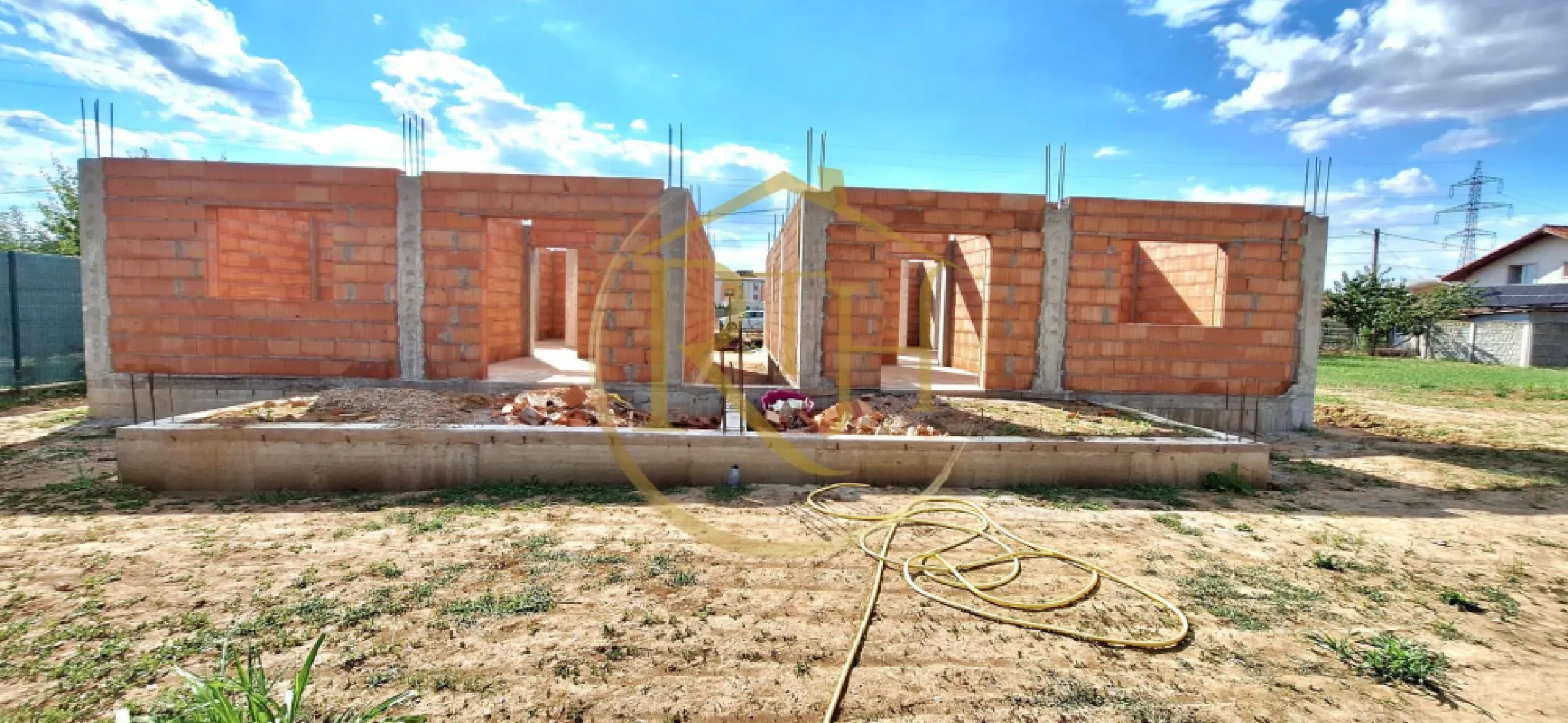 Oferim spre vanzare Duplex 3 camere, separat între unități, Giroc, 0% Comision - Oferim spre vanzare Duplex 3 camere, separat între unități, Giroc, 0% Comision
Vă propunem spre vânzare o casă tip duplex, cu regim de înălțime parter, construită după un concept care oferă un plus de intimitate și confort. Cele două locuințe sunt despărțite printr-un spațiu verde de aproximativ 2 metri, având perete comun doar în zona terasei, o soluție constructivă care reduce semnificativ transferul de zgomot și oferă o independență mult mai mare față de un duplex clasic.

Imobilul este situat în Giroc, pe strada Satul Bătrân, într-o zonă liniștită și în continuă dezvoltare, cu acces rapid către principalele puncte de interes. La doar aproximativ 5 minute se află Primăria Giroc, Biserica, Căminul Cultural, Liceul Teoretic „David Voniga”, magazine precum Profi, Lidl, Pepco și Penny, precum și stațiile mijloacelor de transport în comun.
Construcția este nouă, cu termen estimat de finalizare la sfârșitul anului 2026, plus aproximativ trei luni pentru recepție și predare. Casa este edificată din cărămidă Porotherm, izolată la exterior cu polistiren de 10 cm și prevăzută cu acoperiș din țiglă. Beneficiază de placă din beton, iar în funcție de preferințele cumpărătorului, poate fi realizată cu tavane izolate sau cu pod izolat, pentru un plus de eficiență energetică.
Locuința are o suprafață utilă de 73 mp și este compartimentată practic într-un living generos, o bucătărie separată cu ieșire directă pe terasa din spate, două dormitoare și două băi, dintre care una este matrimonială, deservind dormitorul principal. Terasa are o suprafață de aproximativ 15 mp și oferă acces către curtea proprie, ideală pentru amenajarea unei zone de relaxare.

Fiecare unitate beneficiază de un teren în suprafață de aproximativ 350 mp, un front stradal de 10 metri liniari și nu mai puțin de 4 locuri de parcare, oferind spațiu suficient atât pentru familie, cât și pentru vizitatori.
Casa se predă la cheie, cu finisaje interioare ce pot fi alese de cumpărător în limita bugetului alocat de dezvoltator, oferind posibilitatea personalizării locuinței înainte de finalizare. Ferestrele vor fi echipate cu tâmplărie PVC și geam tripan, iar confortul termic va fi asigurat de centrala termică proprie pe gaz și încălzirea în pardoseală. Proprietatea dispune de toate utilitățile necesare, respectiv apă, gaz, energie electrică și canalizare.
Această proprietate reprezintă o alegere excelentă pentru cei care își doresc confortul unei case noi, eficiență energetică, intimitate și o amplasare foarte bună într-una dintre cele mai căutate zone din Giroc.

În prezent mai este disponibilă spre vânzare doar unitatea din partea stângă a duplexului.
Preț: 189,900 euro, ușor negociabil.
0% comision pentru cumpărător.
Proprietate reprezentată de RealTimHouse.ro – Un pas spre un loc doar al tău!