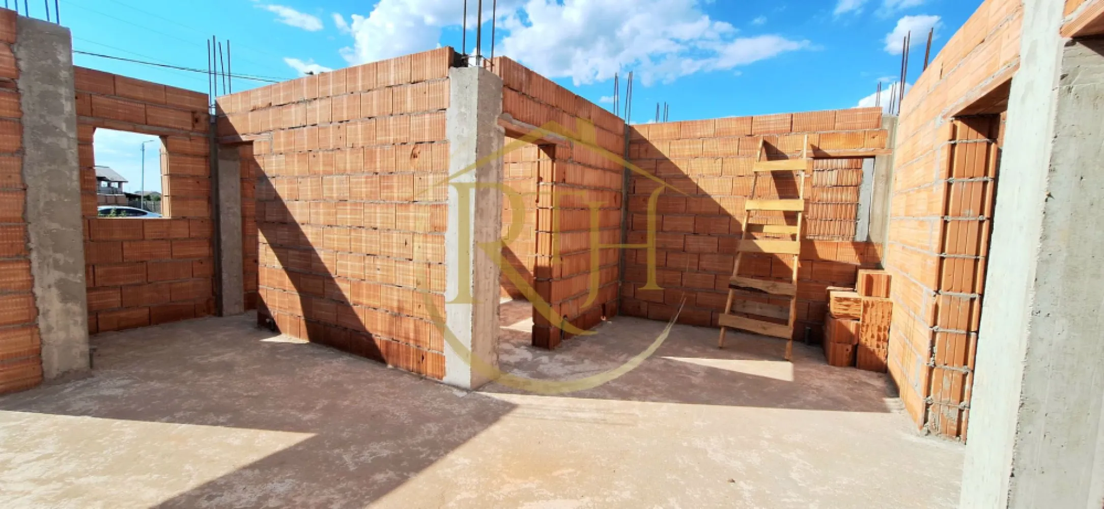 Oferim spre vanzare Duplex 3 camere, separat între unități, Giroc, 0% Comision - Oferim spre vanzare Duplex 3 camere, separat între unități, Giroc, 0% Comision
Vă propunem spre vânzare o casă tip duplex, cu regim de înălțime parter, construită după un concept care oferă un plus de intimitate și confort. Cele două locuințe sunt despărțite printr-un spațiu verde de aproximativ 2 metri, având perete comun doar în zona terasei, o soluție constructivă care reduce semnificativ transferul de zgomot și oferă o independență mult mai mare față de un duplex clasic.

Imobilul este situat în Giroc, pe strada Satul Bătrân, într-o zonă liniștită și în continuă dezvoltare, cu acces rapid către principalele puncte de interes. La doar aproximativ 5 minute se află Primăria Giroc, Biserica, Căminul Cultural, Liceul Teoretic „David Voniga”, magazine precum Profi, Lidl, Pepco și Penny, precum și stațiile mijloacelor de transport în comun.
Construcția este nouă, cu termen estimat de finalizare la sfârșitul anului 2026, plus aproximativ trei luni pentru recepție și predare. Casa este edificată din cărămidă Porotherm, izolată la exterior cu polistiren de 10 cm și prevăzută cu acoperiș din țiglă. Beneficiază de placă din beton, iar în funcție de preferințele cumpărătorului, poate fi realizată cu tavane izolate sau cu pod izolat, pentru un plus de eficiență energetică.
Locuința are o suprafață utilă de 73 mp și este compartimentată practic într-un living generos, o bucătărie separată cu ieșire directă pe terasa din spate, două dormitoare și două băi, dintre care una este matrimonială, deservind dormitorul principal. Terasa are o suprafață de aproximativ 15 mp și oferă acces către curtea proprie, ideală pentru amenajarea unei zone de relaxare.

Fiecare unitate beneficiază de un teren în suprafață de aproximativ 350 mp, un front stradal de 10 metri liniari și nu mai puțin de 4 locuri de parcare, oferind spațiu suficient atât pentru familie, cât și pentru vizitatori.
Casa se predă la cheie, cu finisaje interioare ce pot fi alese de cumpărător în limita bugetului alocat de dezvoltator, oferind posibilitatea personalizării locuinței înainte de finalizare. Ferestrele vor fi echipate cu tâmplărie PVC și geam tripan, iar confortul termic va fi asigurat de centrala termică proprie pe gaz și încălzirea în pardoseală. Proprietatea dispune de toate utilitățile necesare, respectiv apă, gaz, energie electrică și canalizare.
Această proprietate reprezintă o alegere excelentă pentru cei care își doresc confortul unei case noi, eficiență energetică, intimitate și o amplasare foarte bună într-una dintre cele mai căutate zone din Giroc.

În prezent mai este disponibilă spre vânzare doar unitatea din partea stângă a duplexului.
Preț: 189,900 euro, ușor negociabil.
0% comision pentru cumpărător.
Proprietate reprezentată de RealTimHouse.ro – Un pas spre un loc doar al tău!