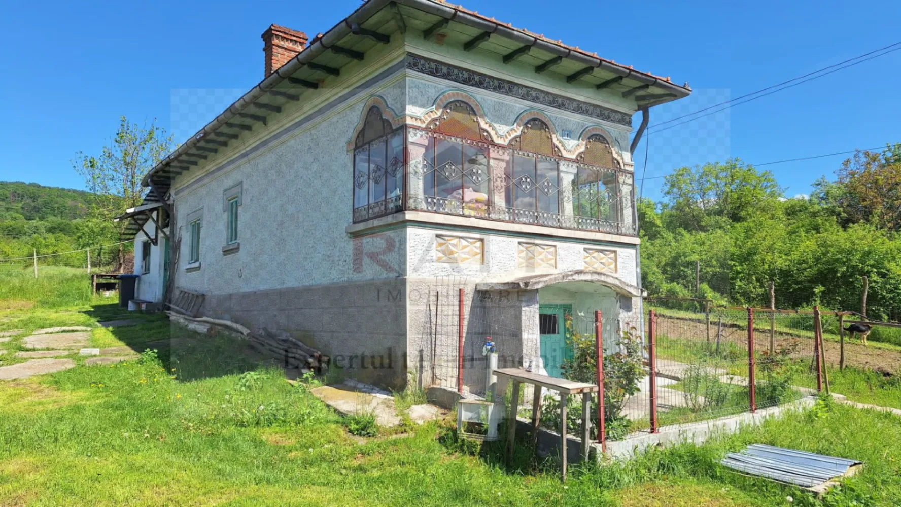 Casa de Vanzare Baiculesti Arges - Proprietatea este situată în comuna Băiculești, județul Argeș, într-o zonă liniștită, cu acces facil către Curtea de Argeș și principalele artere de circulație. Locația oferă un cadru natural plăcut, ideal pentru familii care își doresc confort și intimitate.

🏠 Detalii imobil
Tip imobil: Casă/Vilă individuală

Compartimentare: 4 camere spațioase, living generos, bucătărie.

Teren aferent: curte proprie, cu posibilitate de amenajare grădină sau spațiu de relaxare

Structură: zidărie din cărămidă, fundație solidă.

🌟 Avantaje
Zonă liniștită, aer curat, aproape de natură

Acces rapid către oraș și facilități urbane

Spațiu generos, ideal pentru familii sau pentru cei care doresc o casă de vacanță

Investiție sigură, cu potențial de creștere a valorii în timp