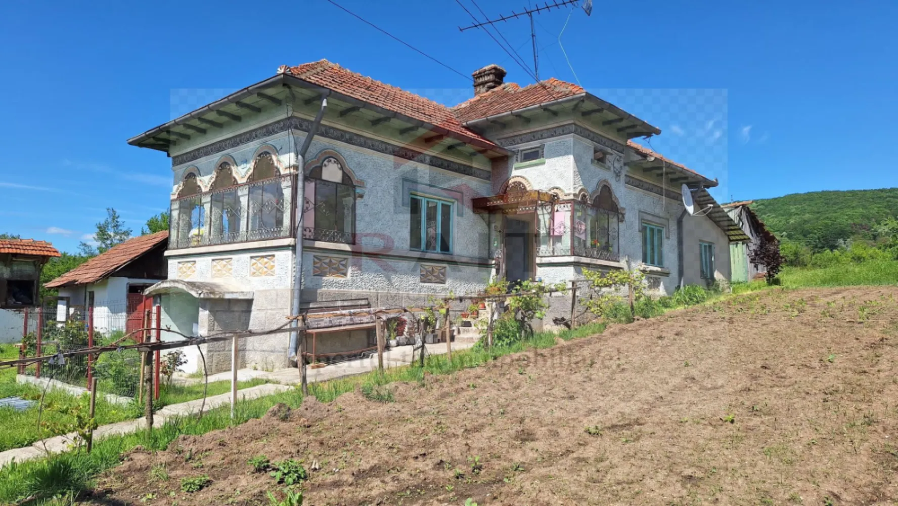 Casa de Vanzare Baiculesti Arges - Proprietatea este situată în comuna Băiculești, județul Argeș, într-o zonă liniștită, cu acces facil către Curtea de Argeș și principalele artere de circulație. Locația oferă un cadru natural plăcut, ideal pentru familii care își doresc confort și intimitate.

🏠 Detalii imobil
Tip imobil: Casă/Vilă individuală

Compartimentare: 4 camere spațioase, living generos, bucătărie.

Teren aferent: curte proprie, cu posibilitate de amenajare grădină sau spațiu de relaxare

Structură: zidărie din cărămidă, fundație solidă.

🌟 Avantaje
Zonă liniștită, aer curat, aproape de natură

Acces rapid către oraș și facilități urbane

Spațiu generos, ideal pentru familii sau pentru cei care doresc o casă de vacanță

Investiție sigură, cu potențial de creștere a valorii în timp