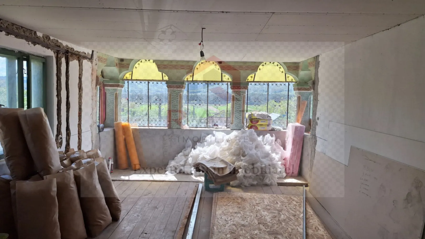 Casa de Vanzare Baiculesti Arges - Proprietatea este situată în comuna Băiculești, județul Argeș, într-o zonă liniștită, cu acces facil către Curtea de Argeș și principalele artere de circulație. Locația oferă un cadru natural plăcut, ideal pentru familii care își doresc confort și intimitate.

🏠 Detalii imobil
Tip imobil: Casă/Vilă individuală

Compartimentare: 4 camere spațioase, living generos, bucătărie.

Teren aferent: curte proprie, cu posibilitate de amenajare grădină sau spațiu de relaxare

Structură: zidărie din cărămidă, fundație solidă.

🌟 Avantaje
Zonă liniștită, aer curat, aproape de natură

Acces rapid către oraș și facilități urbane

Spațiu generos, ideal pentru familii sau pentru cei care doresc o casă de vacanță

Investiție sigură, cu potențial de creștere a valorii în timp