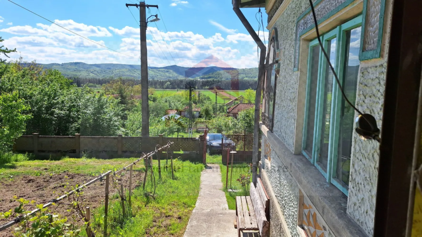 Casa de Vanzare Baiculesti Arges - Proprietatea este situată în comuna Băiculești, județul Argeș, într-o zonă liniștită, cu acces facil către Curtea de Argeș și principalele artere de circulație. Locația oferă un cadru natural plăcut, ideal pentru familii care își doresc confort și intimitate.

🏠 Detalii imobil
Tip imobil: Casă/Vilă individuală

Compartimentare: 4 camere spațioase, living generos, bucătărie.

Teren aferent: curte proprie, cu posibilitate de amenajare grădină sau spațiu de relaxare

Structură: zidărie din cărămidă, fundație solidă.

🌟 Avantaje
Zonă liniștită, aer curat, aproape de natură

Acces rapid către oraș și facilități urbane

Spațiu generos, ideal pentru familii sau pentru cei care doresc o casă de vacanță

Investiție sigură, cu potențial de creștere a valorii în timp