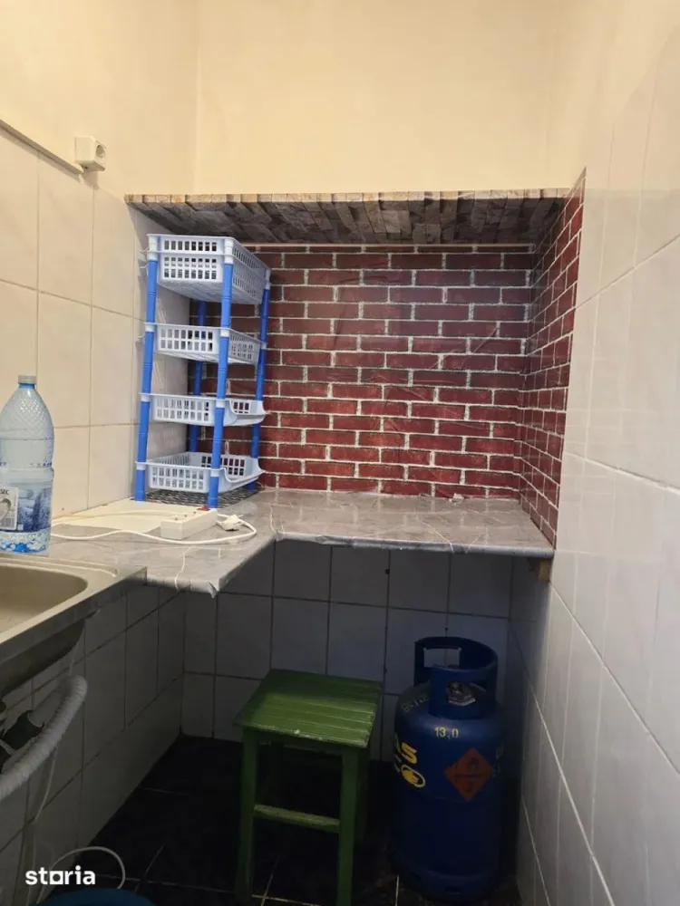 De vanzare garsoniera Tiglina 1, la A-uri, et. 2, 36.000 euro - Vă propunem spre vânzare o garsonieră situată în unul dintre cele mai căutate cartiere ale orașului, Țiglina 1 – zona A-uri, la etajul 2, într-o locație apreciată pentru accesibilitate și toate facilitățile din apropiere.
Poziționarea este unul dintre marile avantaje ale acestei proprietăți: se află în imediata apropiere a Palatului de Justiție, precum și a școlilor, grădinițelor, liceelor, supermarketurilor, farmaciilor, mijloacelor de transport în comun și altor puncte de interes, oferind un stil de viață comod și acces rapid către toate zonele importante ale orașului.
Garsoniera reprezintă o alegere potrivită atât pentru locuit, cât și pentru investiție, datorită amplasării într-o zonă cu cerere ridicată.
Preț: 36.000 €
Comision de tranzactionare 1,5%.
Pentru detalii si vizionare 0746.252.252 Liliana Ene.