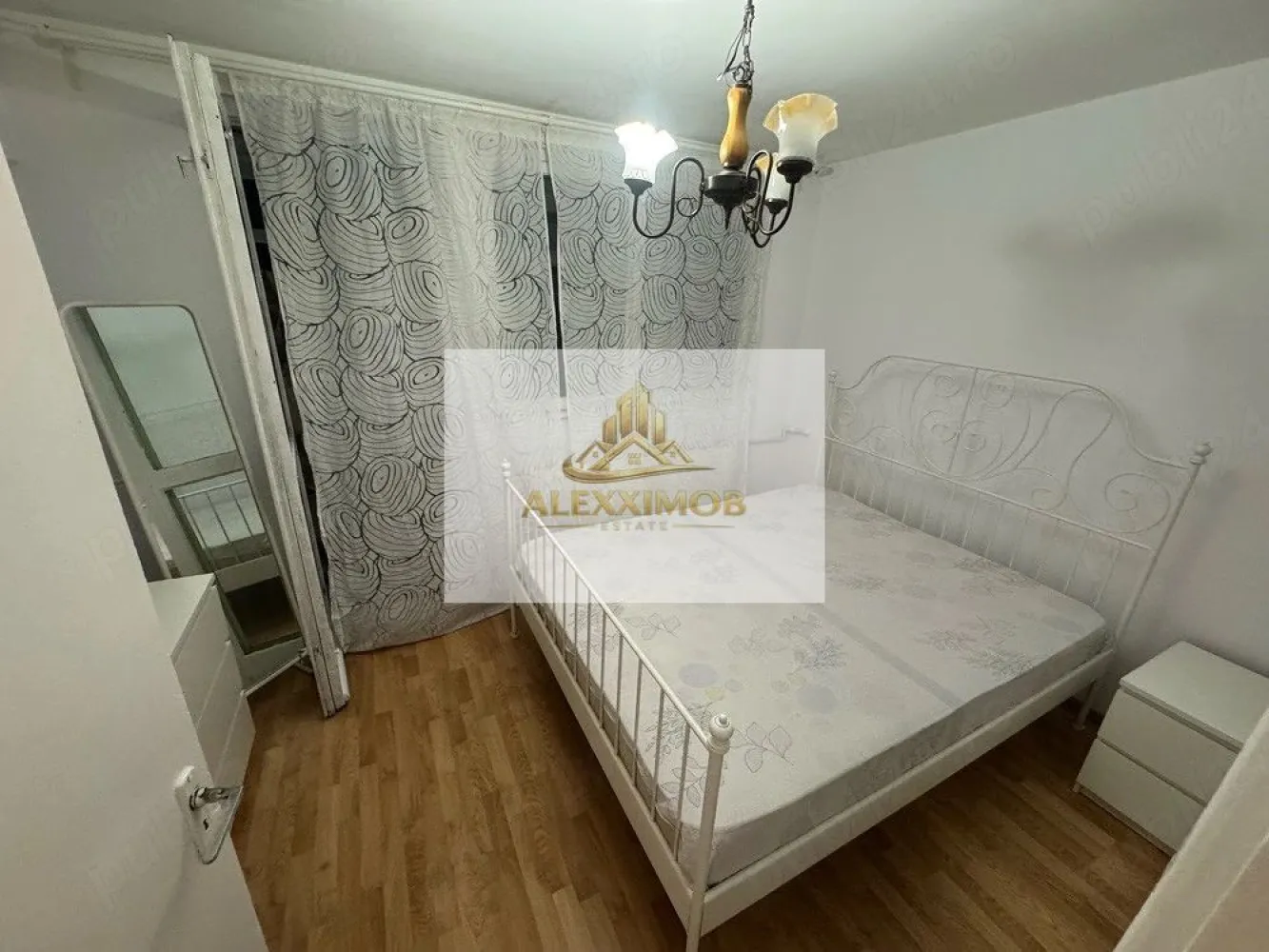 Apartament 2 Camere de Inchiriat - 50 mp - Zona Tineretului - Închiriez apartament cu 2 camere decomandate, situat în zona Tineretului la etajul 1, cu vedere stradală.

Apartamentul este complet mobilat și utilat, având: mobilier în living și dormitor, aragaz, TV, frigider, aspirator, cuptor cu microunde, mașină de spălat rufe și aer condiționat.

Încălzirea se realizează prin termoficare, fără repartitoare la calorifere. Blocul este nou și izolat exterior cu polistiren, oferind un confort termic ridicat și costuri reduse pe timpul iernii. Apartamentul dispune de apometre pentru apă caldă și rece.

Acces excelent la mijloacele de transport în comun: foarte aproape de stațiile de metrou Tineretului și Unirii, precum și de stații de autobuz aflate în apropiere.

Posibilitate parcare pe tot bulevardul si in spatele blocului.

Alexximob Estate - tel. 0751454742

1+1+50% din prima chirie - comision agentie