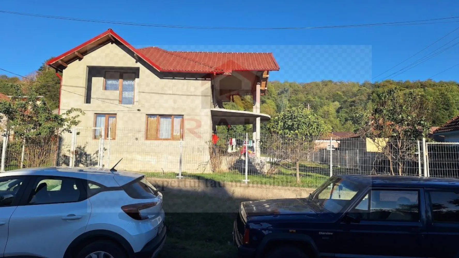 Casa de Vanzare Corbeni- Oestii- Arges - Oferim spre vânzare o locuință în comuna Corbeni, satul Oestii, județul Argeș, situată lângă drumul Transfăgărășan. Casa este construită recent și este complet finisată în interior. De asemenea, este izolată la exterior. În partea de est a casei se află un garaj cu camera centralei, iar deasupra acestuia s-a construit o garsonieră, atât în interior, cât și în exterior. constructia este de rosu.