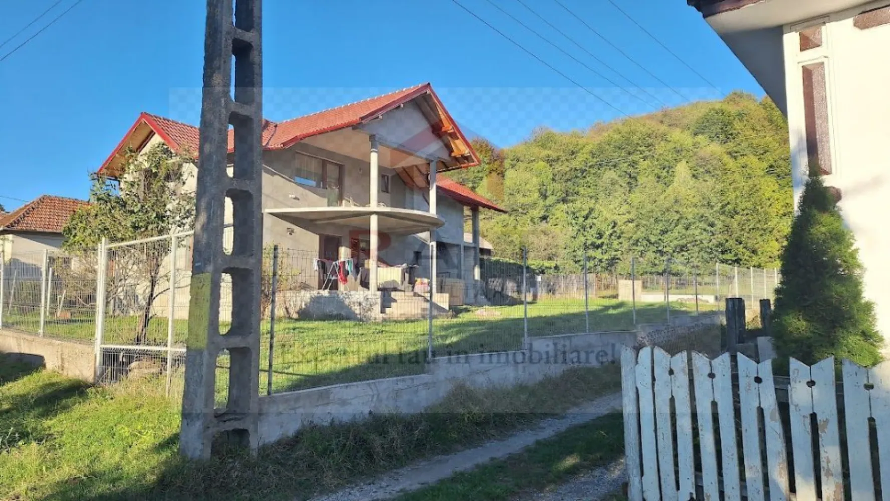 Casa de Vanzare Corbeni- Oestii- Arges - Oferim spre vânzare o locuință în comuna Corbeni, satul Oestii, județul Argeș, situată lângă drumul Transfăgărășan. Casa este construită recent și este complet finisată în interior. De asemenea, este izolată la exterior. În partea de est a casei se află un garaj cu camera centralei, iar deasupra acestuia s-a construit o garsonieră, atât în interior, cât și în exterior. constructia este de rosu.