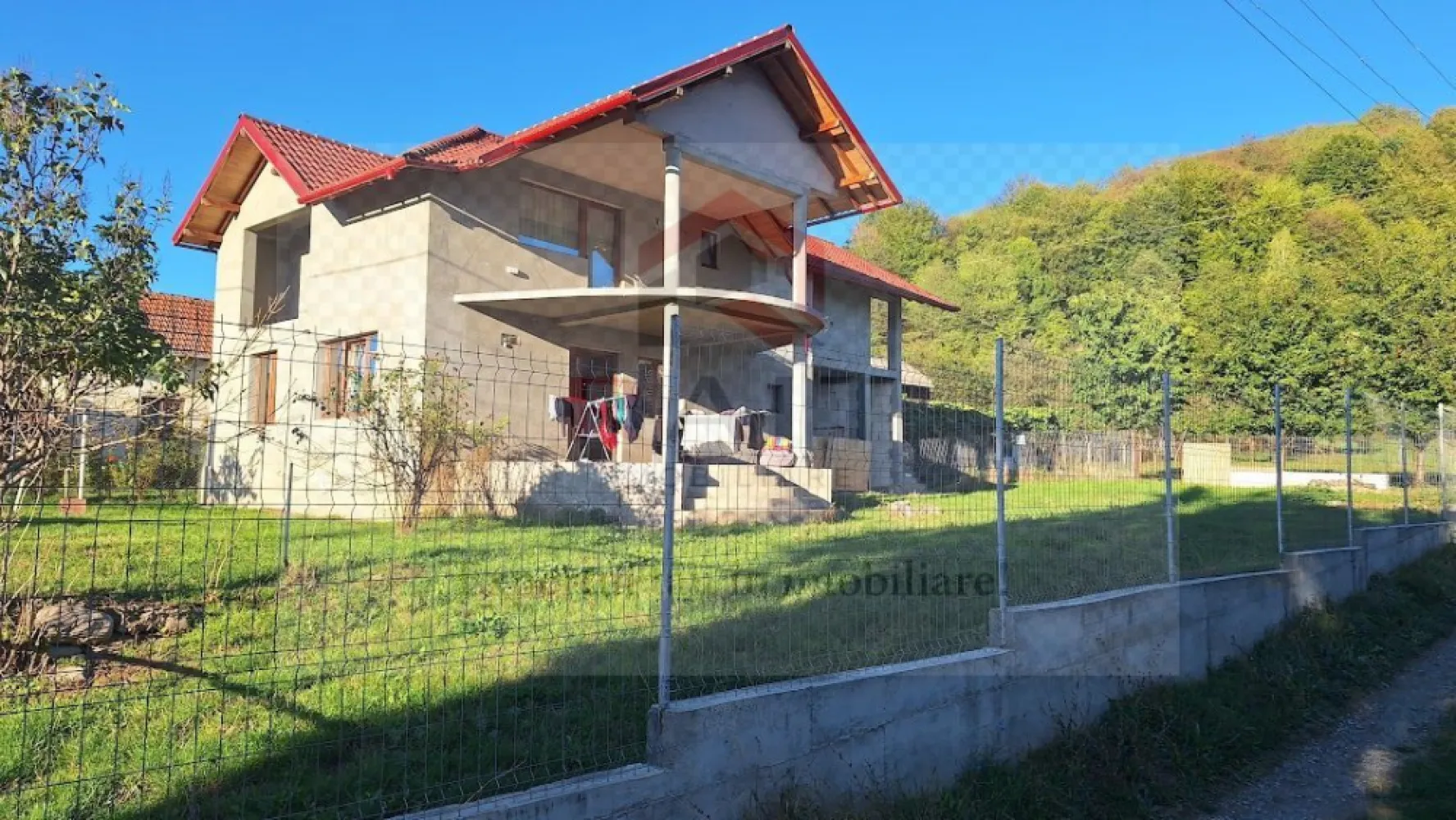 Casa de Vanzare Corbeni- Oestii- Arges - Oferim spre vânzare o locuință în comuna Corbeni, satul Oestii, județul Argeș, situată lângă drumul Transfăgărășan. Casa este construită recent și este complet finisată în interior. De asemenea, este izolată la exterior. În partea de est a casei se află un garaj cu camera centralei, iar deasupra acestuia s-a construit o garsonieră, atât în interior, cât și în exterior. constructia este de rosu.