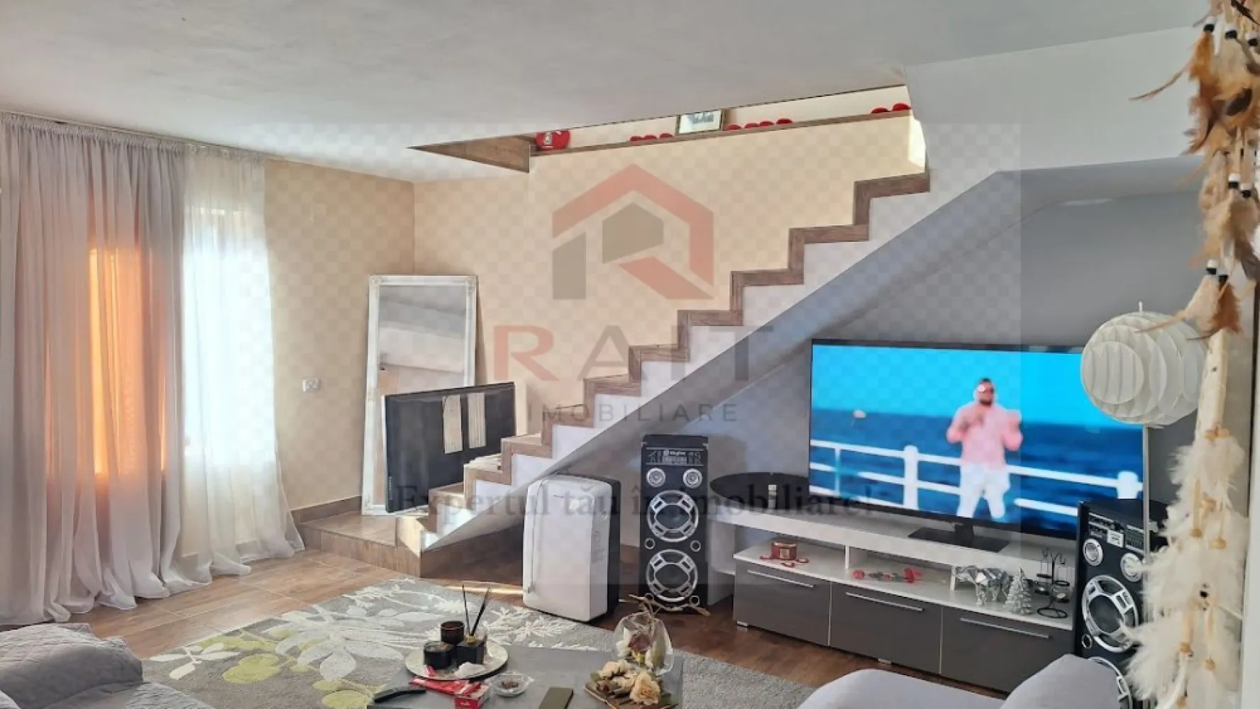 Casa de Vanzare Corbeni- Oestii- Arges - Oferim spre vânzare o locuință în comuna Corbeni, satul Oestii, județul Argeș, situată lângă drumul Transfăgărășan. Casa este construită recent și este complet finisată în interior. De asemenea, este izolată la exterior. În partea de est a casei se află un garaj cu camera centralei, iar deasupra acestuia s-a construit o garsonieră, atât în interior, cât și în exterior. constructia este de rosu.