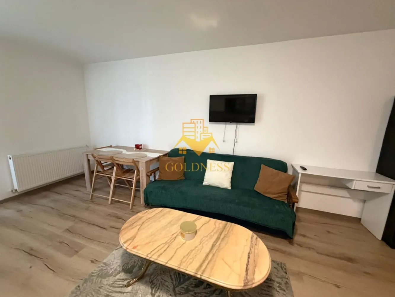2 camere,bloc nou,parcare subterana,Dambul Rotund Zona Calea Baciului - GOLDNESS Imobiliare vă propune spre închiriere un apartament cu 2 camere complet mobilat și utilat, la etajul 3 într-un imobil de 4 etaje, în Cartierul Dambul Rotund.
Dispune de loc de parcare subterana inclusa in pret!
Se află în apropierea stațiilor de transport în comun, magazine, restaurante, spații verzi, farmacii, etc. 

Apartamentul este compartimentat astfel:
 - dormitor cu pat matrimonial, dressing, noptiere
 - living cu bucatarie open space complet utilată și mobilată, canapea extensibilă, loc de servit masa 
 - baie cu cada, calorifer port prosop și dulap pentru depozitare.
 - balcon de 3 mp.

Imobilul este dotat cu toate cele necesare- centrală proprie, frigider, aragaz, hotă, mașină de spălat haine, etc. 

Dacă sunteți interesați de acest apartament și doriți să îl vizionați, dar și pentru alte oferte nu ezitați să ne contactați telefonic sau prin e-mail. Vă stăm la dispoziție!

Pentru intermediere se percepe un comision de 50% din prețul chiriei!