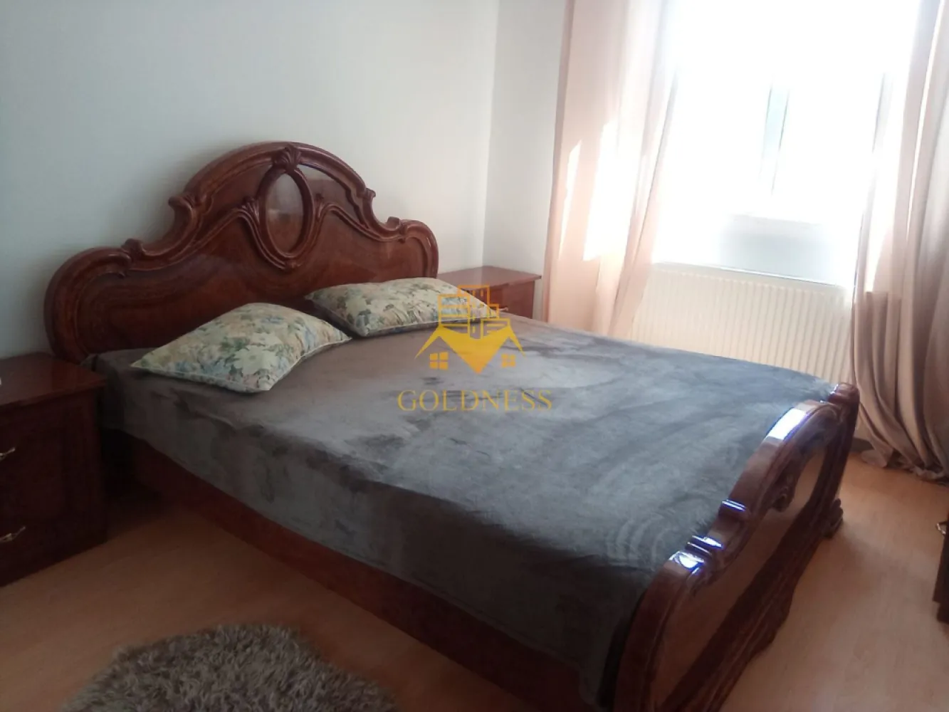 2 camere,bloc nou,parcare subterana,Dambul Rotund Zona Calea Baciului - GOLDNESS Imobiliare vă propune spre închiriere un apartament cu 2 camere complet mobilat și utilat, la etajul 3 într-un imobil de 4 etaje, în Cartierul Dambul Rotund.
Dispune de loc de parcare subterana inclusa in pret!
Se află în apropierea stațiilor de transport în comun, magazine, restaurante, spații verzi, farmacii, etc. 

Apartamentul este compartimentat astfel:
 - dormitor cu pat matrimonial, dressing, noptiere
 - living cu bucatarie open space complet utilată și mobilată, canapea extensibilă, loc de servit masa 
 - baie cu cada, calorifer port prosop și dulap pentru depozitare.
 - balcon de 3 mp.

Imobilul este dotat cu toate cele necesare- centrală proprie, frigider, aragaz, hotă, mașină de spălat haine, etc. 

Dacă sunteți interesați de acest apartament și doriți să îl vizionați, dar și pentru alte oferte nu ezitați să ne contactați telefonic sau prin e-mail. Vă stăm la dispoziție!

Pentru intermediere se percepe un comision de 50% din prețul chiriei!