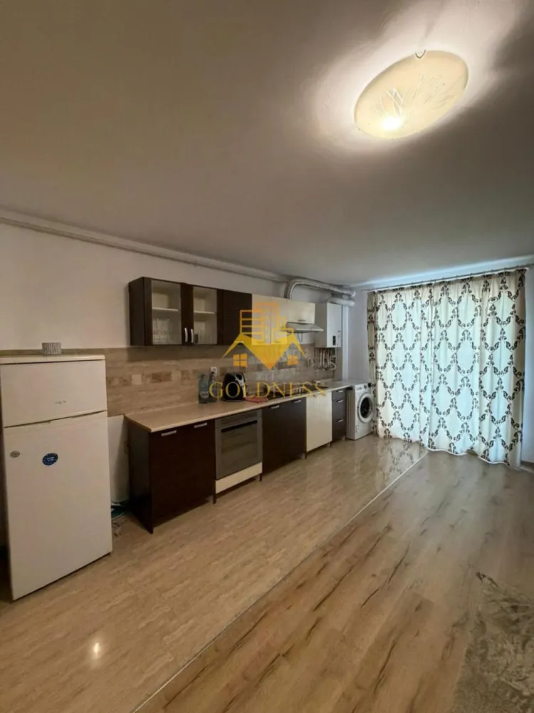 2 camere,bloc nou,parcare subterana,Dambul Rotund Zona Calea Baciului - GOLDNESS Imobiliare vă propune spre închiriere un apartament cu 2 camere complet mobilat și utilat, la etajul 3 într-un imobil de 4 etaje, în Cartierul Dambul Rotund.
Dispune de loc de parcare subterana inclusa in pret!
Se află în apropierea stațiilor de transport în comun, magazine, restaurante, spații verzi, farmacii, etc. 

Apartamentul este compartimentat astfel:
 - dormitor cu pat matrimonial, dressing, noptiere
 - living cu bucatarie open space complet utilată și mobilată, canapea extensibilă, loc de servit masa 
 - baie cu cada, calorifer port prosop și dulap pentru depozitare.
 - balcon de 3 mp.

Imobilul este dotat cu toate cele necesare- centrală proprie, frigider, aragaz, hotă, mașină de spălat haine, etc. 

Dacă sunteți interesați de acest apartament și doriți să îl vizionați, dar și pentru alte oferte nu ezitați să ne contactați telefonic sau prin e-mail. Vă stăm la dispoziție!

Pentru intermediere se percepe un comision de 50% din prețul chiriei!