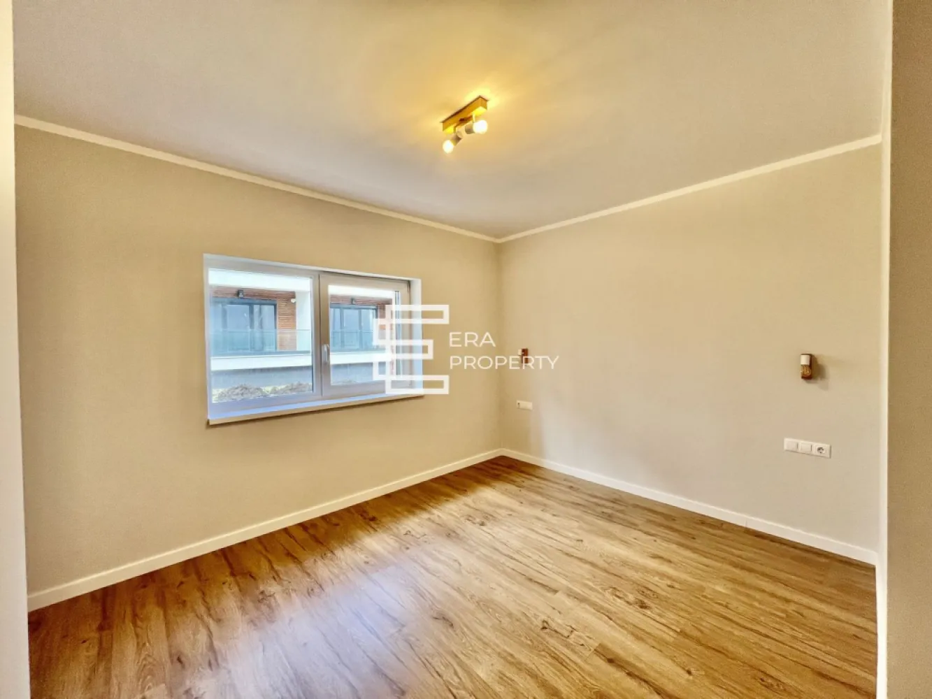 Apartament 3 camere, 76 mp, zona Industriala Vest - Apartament 3 camere 75,71 mp in Zona Industriala Vest, Cristian, Sibiu - Comision 0%

- Proiect modern cu peste 50 de vile situat intr- o zona deosebita, la DOAR 4 minute de Zona Industriala Vest si Aeroport. Accesibilitate si lipsa ambuteiajelor rutiere. DaVinci Homes are 4 intrari - iesiri. Intrare facila spre Sibiu prin 3 rute diferite: (1) centura Sud, (2) centura Nord, (3) DN Sibiu - Cristian. 
- Suprafata utila: 75,71 mp 
-Suprafata balcon: 12,84 mp 
- Compartimentat astfel: hol acces, living, bucatarie inchisa, 2 dormitoare, 2 bai, balcon generos in suprafata de 12,84mp.
- Apartamentul se preda la stadiul de ALB: pereti finisati cu lavabila alba, centrala termica, incalzire in pardoseala, instalatii ternice si sanitare pe pozitie.
- Exteriorul se preda LA CHEIE: jaluzele electrice la geamuri, izolatie cu vata bazaltica si piatra naturala, balcoane cu granit si sticla securizata, locuri de joaca pentru copii, terenuri pentru sport, trotuare pavate, strazi asfaltate, spatii verzi.
- Zona linistita, aer curat si priveliste catre munti.
- Apartamentul are 1 loc de parcare inclus in pret.

Pret: 137 000 euro tva inclus

𝐃𝐚𝐕𝐢𝐧𝐜𝐢 𝐇𝐨𝐦𝐞𝐬 – 𝐂𝐚𝐫𝐭𝐢𝐞𝐫 𝐫𝐞𝐳𝐢𝐝𝐞𝐧𝐭𝐢𝐚𝐥 𝐩𝐫𝐞𝐦𝐢𝐮𝐦 𝐢𝐧 𝐳𝐨𝐧𝐚 𝐝𝐞 𝐕𝐞𝐬𝐭, 𝐒𝐢𝐛𝐢𝐮
Ansamblu modern situat în Cristian, la doar 4 minute de Zona Industrială Vest și 15 minute de centrul orașului.
Apartamente de lux cu încălzire în pardoseală, jaluzele electrice, aer condiționat, finisaje la cheie, balcoane cu granit și sticlă securizată.

✔️ 45% spații verzi
✔️ Vile cu regim redus (6–12 apartamente)
✔️ Arhitectură unitară și vedere panoramică spre munți
✔️ Drumuri pavate, 4 căi de acces, 4 locuri de joacă
✔️ Predare la cheie sau mobilat și utilat

📍 Cristian – zonă aerisită, acces rapid, intimitate și confort ridicat.