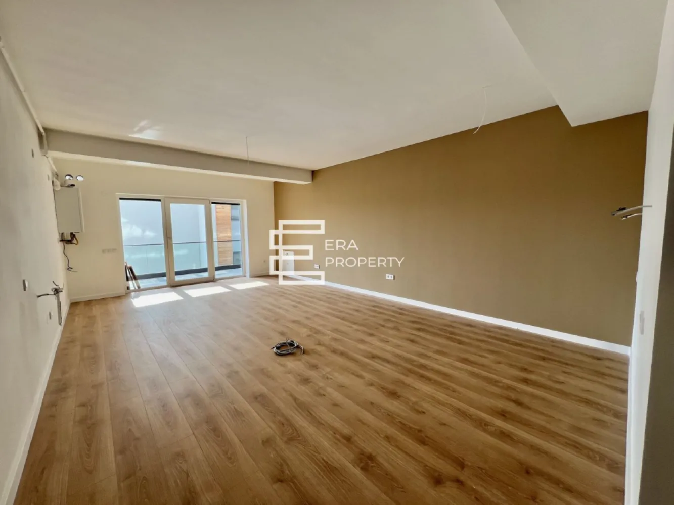 Apartament 1 cameră, 38 mp + logie 8 mp, parcare inclusă – Zona Vest Sibiu - 𝐈𝐝𝐞𝐚𝐥 𝐩𝐞𝐧𝐭𝐫𝐮 𝐥𝐨𝐜𝐮𝐢𝐫𝐞 𝐬𝐚𝐮 𝐢𝐧𝐯𝐞𝐬𝐭𝐢𝐭̦𝐢𝐞, 𝐢̂𝐧𝐭𝐫-𝐨 𝐳𝐨𝐧𝐚̆ 𝐥𝐢𝐧𝐢𝐬̦𝐭𝐢𝐭𝐚̆, 𝐛𝐢𝐧𝐞 𝐜𝐨𝐧𝐞𝐜𝐭𝐚𝐭𝐚̆ 𝐥𝐚 𝐒𝐢𝐛𝐢𝐮.

 Comision 0%

Vă propunem spre vânzare un apartament cu 1 cameră, situat într-un ansamblu rezidențial modern, într-o zonă liniștită și bine conectată, la doar 4 minute de Zona Industrială Vest și Aeroportul Internațional Sibiu.

Apartamentul este situat la 𝐞𝐭𝐚𝐣𝐮𝐥 𝟏 al unei vile cu regim redus de înălțime, P+2, cu doar 4 apartamente pe nivel.
-Suprafață utilă: 𝟑𝟖 𝐦𝐩
-Logie: 𝟖 𝐦𝐩

Compartimentare practică: hol de acces, cameră open-space cu bucătărie, baie și logie spațioasă.
Loc de parcare inclus în preț

𝐏𝐫𝐞𝐝𝐚𝐫𝐞 𝐥𝐚 𝐬𝐭𝐚𝐝𝐢𝐮𝐥 𝐝𝐞 𝐚𝐥𝐛, 𝐜𝐮 𝐝𝐨𝐭𝐚̆𝐫𝐢 𝐩𝐫𝐞𝐦𝐢𝐮𝐦 𝐢𝐧𝐜𝐥𝐮𝐬𝐞:
Apartamentul se predă la stadiul de alb la interior, cu ușă metalică de acces, pereți finisați, încălzire în pardoseală, centrală proprie pe gaz, precum și instalații electrice și sanitare trase pe poziții.
Imobilul beneficiază de izolație cu vată bazaltică, jaluzele exterioare electrice, logie finisată cu granit și balustrade din sticlă securizată. Casa scării este placată cu granit, iar exteriorul este complet finisat, cu inserții elegante din larice siberian și piatră naturală.

𝐀𝐯𝐚𝐧𝐭𝐚𝐣𝐞 𝐚𝐧𝐬𝐚𝐦𝐛𝐥𝐮:
Ansamblul beneficiază de un cadru aerisit, cu relief spectaculos, sistematizat pe niveluri, balcoane orientate spre sud și vedere panoramică spre munți.
Zona oferă aer curat, liniște, spații verzi generoase, locuri de joacă, terenuri de sport, străzi asfaltate și acces facil către Sibiu.

Mod de plată: cash/credit bancar.

***𝐈𝐦𝐚𝐠𝐢𝐧𝐢𝐥𝐞 𝐚𝐩𝐚𝐫𝐭̦𝐢𝐧 𝐮𝐧𝐮𝐢 𝐚𝐩𝐚𝐫𝐭𝐚𝐦𝐞𝐧𝐭 𝐬𝐢𝐦𝐢𝐥𝐚𝐫 𝐬̦𝐢 𝐬𝐮𝐧𝐭 𝐚𝐟𝐢𝐬̦𝐚𝐭𝐞 𝐜𝐮 𝐭𝐢𝐭𝐥𝐮 𝐢𝐧𝐟𝐨𝐫𝐦𝐚𝐭𝐢𝐯.