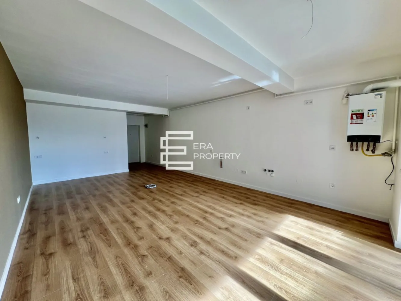 Apartament 1 cameră, 38 mp + logie 8 mp, parcare inclusă – Zona Vest Sibiu - 𝐈𝐝𝐞𝐚𝐥 𝐩𝐞𝐧𝐭𝐫𝐮 𝐥𝐨𝐜𝐮𝐢𝐫𝐞 𝐬𝐚𝐮 𝐢𝐧𝐯𝐞𝐬𝐭𝐢𝐭̦𝐢𝐞, 𝐢̂𝐧𝐭𝐫-𝐨 𝐳𝐨𝐧𝐚̆ 𝐥𝐢𝐧𝐢𝐬̦𝐭𝐢𝐭𝐚̆, 𝐛𝐢𝐧𝐞 𝐜𝐨𝐧𝐞𝐜𝐭𝐚𝐭𝐚̆ 𝐥𝐚 𝐒𝐢𝐛𝐢𝐮.

 Comision 0%

Vă propunem spre vânzare un apartament cu 1 cameră, situat într-un ansamblu rezidențial modern, într-o zonă liniștită și bine conectată, la doar 4 minute de Zona Industrială Vest și Aeroportul Internațional Sibiu.

Apartamentul este situat la 𝐞𝐭𝐚𝐣𝐮𝐥 𝟏 al unei vile cu regim redus de înălțime, P+2, cu doar 4 apartamente pe nivel.
-Suprafață utilă: 𝟑𝟖 𝐦𝐩
-Logie: 𝟖 𝐦𝐩

Compartimentare practică: hol de acces, cameră open-space cu bucătărie, baie și logie spațioasă.
Loc de parcare inclus în preț

𝐏𝐫𝐞𝐝𝐚𝐫𝐞 𝐥𝐚 𝐬𝐭𝐚𝐝𝐢𝐮𝐥 𝐝𝐞 𝐚𝐥𝐛, 𝐜𝐮 𝐝𝐨𝐭𝐚̆𝐫𝐢 𝐩𝐫𝐞𝐦𝐢𝐮𝐦 𝐢𝐧𝐜𝐥𝐮𝐬𝐞:
Apartamentul se predă la stadiul de alb la interior, cu ușă metalică de acces, pereți finisați, încălzire în pardoseală, centrală proprie pe gaz, precum și instalații electrice și sanitare trase pe poziții.
Imobilul beneficiază de izolație cu vată bazaltică, jaluzele exterioare electrice, logie finisată cu granit și balustrade din sticlă securizată. Casa scării este placată cu granit, iar exteriorul este complet finisat, cu inserții elegante din larice siberian și piatră naturală.

𝐀𝐯𝐚𝐧𝐭𝐚𝐣𝐞 𝐚𝐧𝐬𝐚𝐦𝐛𝐥𝐮:
Ansamblul beneficiază de un cadru aerisit, cu relief spectaculos, sistematizat pe niveluri, balcoane orientate spre sud și vedere panoramică spre munți.
Zona oferă aer curat, liniște, spații verzi generoase, locuri de joacă, terenuri de sport, străzi asfaltate și acces facil către Sibiu.

Mod de plată: cash/credit bancar.

***𝐈𝐦𝐚𝐠𝐢𝐧𝐢𝐥𝐞 𝐚𝐩𝐚𝐫𝐭̦𝐢𝐧 𝐮𝐧𝐮𝐢 𝐚𝐩𝐚𝐫𝐭𝐚𝐦𝐞𝐧𝐭 𝐬𝐢𝐦𝐢𝐥𝐚𝐫 𝐬̦𝐢 𝐬𝐮𝐧𝐭 𝐚𝐟𝐢𝐬̦𝐚𝐭𝐞 𝐜𝐮 𝐭𝐢𝐭𝐥𝐮 𝐢𝐧𝐟𝐨𝐫𝐦𝐚𝐭𝐢𝐯.