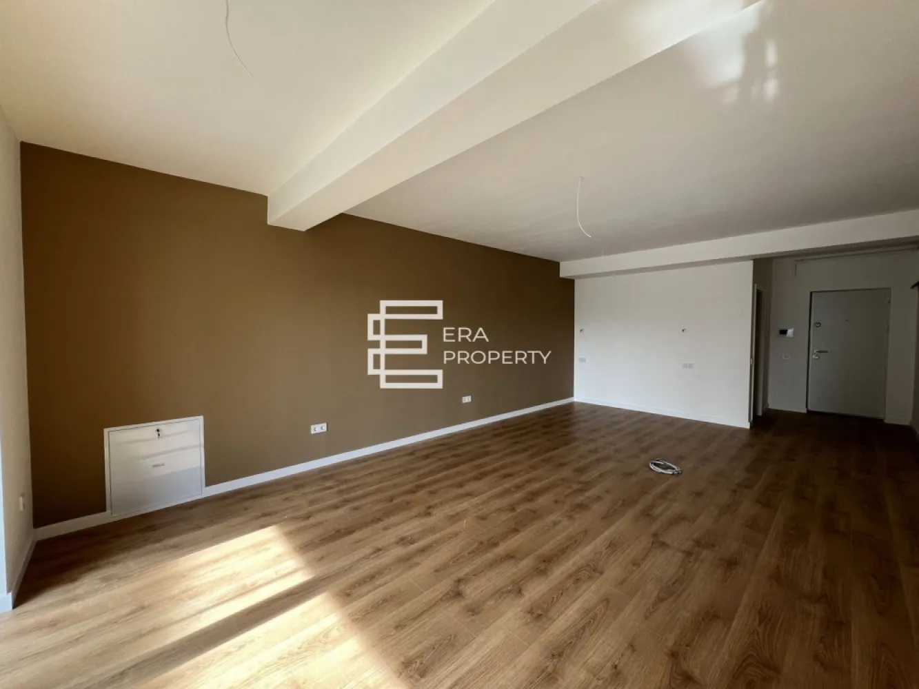 Apartament 1 cameră, 38 mp + logie 8 mp, parcare inclusă – Zona Vest Sibiu - 𝐈𝐝𝐞𝐚𝐥 𝐩𝐞𝐧𝐭𝐫𝐮 𝐥𝐨𝐜𝐮𝐢𝐫𝐞 𝐬𝐚𝐮 𝐢𝐧𝐯𝐞𝐬𝐭𝐢𝐭̦𝐢𝐞, 𝐢̂𝐧𝐭𝐫-𝐨 𝐳𝐨𝐧𝐚̆ 𝐥𝐢𝐧𝐢𝐬̦𝐭𝐢𝐭𝐚̆, 𝐛𝐢𝐧𝐞 𝐜𝐨𝐧𝐞𝐜𝐭𝐚𝐭𝐚̆ 𝐥𝐚 𝐒𝐢𝐛𝐢𝐮.

 Comision 0%

Vă propunem spre vânzare un apartament cu 1 cameră, situat într-un ansamblu rezidențial modern, într-o zonă liniștită și bine conectată, la doar 4 minute de Zona Industrială Vest și Aeroportul Internațional Sibiu.

Apartamentul este situat la 𝐞𝐭𝐚𝐣𝐮𝐥 𝟏 al unei vile cu regim redus de înălțime, P+2, cu doar 4 apartamente pe nivel.
-Suprafață utilă: 𝟑𝟖 𝐦𝐩
-Logie: 𝟖 𝐦𝐩

Compartimentare practică: hol de acces, cameră open-space cu bucătărie, baie și logie spațioasă.
Loc de parcare inclus în preț

𝐏𝐫𝐞𝐝𝐚𝐫𝐞 𝐥𝐚 𝐬𝐭𝐚𝐝𝐢𝐮𝐥 𝐝𝐞 𝐚𝐥𝐛, 𝐜𝐮 𝐝𝐨𝐭𝐚̆𝐫𝐢 𝐩𝐫𝐞𝐦𝐢𝐮𝐦 𝐢𝐧𝐜𝐥𝐮𝐬𝐞:
Apartamentul se predă la stadiul de alb la interior, cu ușă metalică de acces, pereți finisați, încălzire în pardoseală, centrală proprie pe gaz, precum și instalații electrice și sanitare trase pe poziții.
Imobilul beneficiază de izolație cu vată bazaltică, jaluzele exterioare electrice, logie finisată cu granit și balustrade din sticlă securizată. Casa scării este placată cu granit, iar exteriorul este complet finisat, cu inserții elegante din larice siberian și piatră naturală.

𝐀𝐯𝐚𝐧𝐭𝐚𝐣𝐞 𝐚𝐧𝐬𝐚𝐦𝐛𝐥𝐮:
Ansamblul beneficiază de un cadru aerisit, cu relief spectaculos, sistematizat pe niveluri, balcoane orientate spre sud și vedere panoramică spre munți.
Zona oferă aer curat, liniște, spații verzi generoase, locuri de joacă, terenuri de sport, străzi asfaltate și acces facil către Sibiu.

Mod de plată: cash/credit bancar.

***𝐈𝐦𝐚𝐠𝐢𝐧𝐢𝐥𝐞 𝐚𝐩𝐚𝐫𝐭̦𝐢𝐧 𝐮𝐧𝐮𝐢 𝐚𝐩𝐚𝐫𝐭𝐚𝐦𝐞𝐧𝐭 𝐬𝐢𝐦𝐢𝐥𝐚𝐫 𝐬̦𝐢 𝐬𝐮𝐧𝐭 𝐚𝐟𝐢𝐬̦𝐚𝐭𝐞 𝐜𝐮 𝐭𝐢𝐭𝐥𝐮 𝐢𝐧𝐟𝐨𝐫𝐦𝐚𝐭𝐢𝐯.