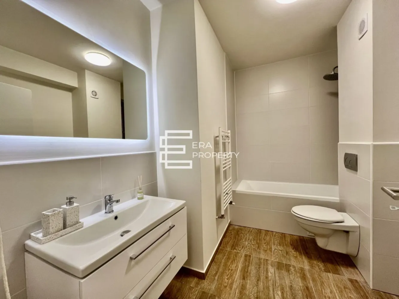 Apartament 1 cameră, 38 mp + logie 8 mp, parcare inclusă – Zona Vest Sibiu - 𝐈𝐝𝐞𝐚𝐥 𝐩𝐞𝐧𝐭𝐫𝐮 𝐥𝐨𝐜𝐮𝐢𝐫𝐞 𝐬𝐚𝐮 𝐢𝐧𝐯𝐞𝐬𝐭𝐢𝐭̦𝐢𝐞, 𝐢̂𝐧𝐭𝐫-𝐨 𝐳𝐨𝐧𝐚̆ 𝐥𝐢𝐧𝐢𝐬̦𝐭𝐢𝐭𝐚̆, 𝐛𝐢𝐧𝐞 𝐜𝐨𝐧𝐞𝐜𝐭𝐚𝐭𝐚̆ 𝐥𝐚 𝐒𝐢𝐛𝐢𝐮.

 Comision 0%

Vă propunem spre vânzare un apartament cu 1 cameră, situat într-un ansamblu rezidențial modern, într-o zonă liniștită și bine conectată, la doar 4 minute de Zona Industrială Vest și Aeroportul Internațional Sibiu.

Apartamentul este situat la 𝐞𝐭𝐚𝐣𝐮𝐥 𝟏 al unei vile cu regim redus de înălțime, P+2, cu doar 4 apartamente pe nivel.
-Suprafață utilă: 𝟑𝟖 𝐦𝐩
-Logie: 𝟖 𝐦𝐩

Compartimentare practică: hol de acces, cameră open-space cu bucătărie, baie și logie spațioasă.
Loc de parcare inclus în preț

𝐏𝐫𝐞𝐝𝐚𝐫𝐞 𝐥𝐚 𝐬𝐭𝐚𝐝𝐢𝐮𝐥 𝐝𝐞 𝐚𝐥𝐛, 𝐜𝐮 𝐝𝐨𝐭𝐚̆𝐫𝐢 𝐩𝐫𝐞𝐦𝐢𝐮𝐦 𝐢𝐧𝐜𝐥𝐮𝐬𝐞:
Apartamentul se predă la stadiul de alb la interior, cu ușă metalică de acces, pereți finisați, încălzire în pardoseală, centrală proprie pe gaz, precum și instalații electrice și sanitare trase pe poziții.
Imobilul beneficiază de izolație cu vată bazaltică, jaluzele exterioare electrice, logie finisată cu granit și balustrade din sticlă securizată. Casa scării este placată cu granit, iar exteriorul este complet finisat, cu inserții elegante din larice siberian și piatră naturală.

𝐀𝐯𝐚𝐧𝐭𝐚𝐣𝐞 𝐚𝐧𝐬𝐚𝐦𝐛𝐥𝐮:
Ansamblul beneficiază de un cadru aerisit, cu relief spectaculos, sistematizat pe niveluri, balcoane orientate spre sud și vedere panoramică spre munți.
Zona oferă aer curat, liniște, spații verzi generoase, locuri de joacă, terenuri de sport, străzi asfaltate și acces facil către Sibiu.

Mod de plată: cash/credit bancar.

***𝐈𝐦𝐚𝐠𝐢𝐧𝐢𝐥𝐞 𝐚𝐩𝐚𝐫𝐭̦𝐢𝐧 𝐮𝐧𝐮𝐢 𝐚𝐩𝐚𝐫𝐭𝐚𝐦𝐞𝐧𝐭 𝐬𝐢𝐦𝐢𝐥𝐚𝐫 𝐬̦𝐢 𝐬𝐮𝐧𝐭 𝐚𝐟𝐢𝐬̦𝐚𝐭𝐞 𝐜𝐮 𝐭𝐢𝐭𝐥𝐮 𝐢𝐧𝐟𝐨𝐫𝐦𝐚𝐭𝐢𝐯.