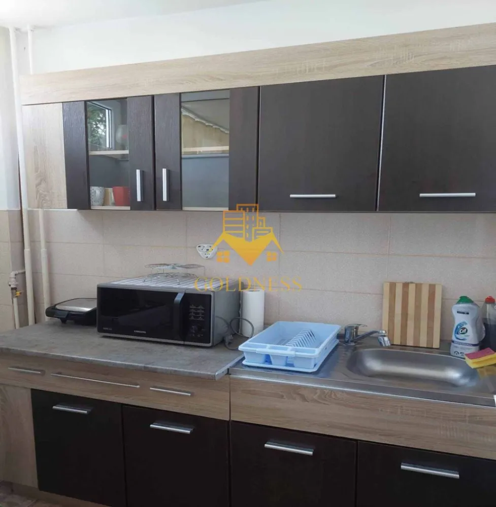 1 camera, Grigorescu, Parcul Iuliu Hatieganu, Someșului, FSIM - GOLDNESS Imobiliare vă propune spre închiriere un apartament cu 1 camere complet mobilat și utilat, la etajul 2 într-un imobil de 4 etaje, în Cartierul Grigorescu.
Se află în apropierea stațiilor de transport în comun, magazine, restaurante, spații verzi, farmacii, etc. 

Apartamentul este compartimentat astfel:
 - camera cu canapea extensibila, dressing, noptiere
 - bucătărie complet utilată și mobilată
 - baie cu cabina de dus, calorifer port prosop și dulap pentru depozitare.
 - balcon 3mp

Imobilul este dotat cu toate cele necesare-termoficare cu contor de citire caldura, frigider, aragaz, hotă, mașină de spălat haine, etc. 

Dacă sunteți interesați de acest apartament și doriți să îl vizionați, dar și pentru alte oferte nu ezitați să ne contactați telefonic sau prin e-mail. Vă stăm la dispoziție!
Pentru intermediere se percepe un comision de 50% din prețul chiriei!