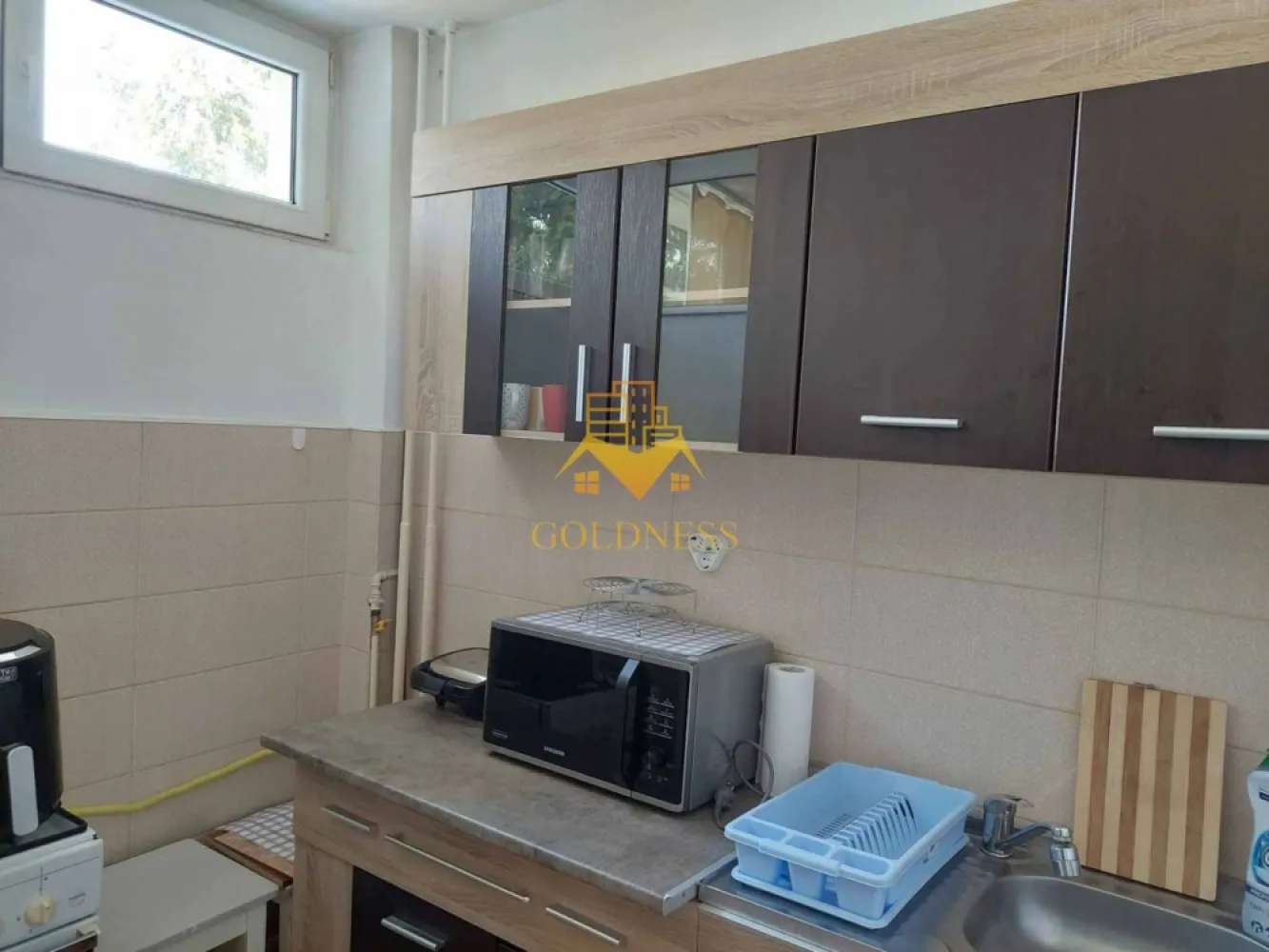 1 camera, Grigorescu, Parcul Iuliu Hatieganu, Someșului, FSIM - GOLDNESS Imobiliare vă propune spre închiriere un apartament cu 1 camere complet mobilat și utilat, la etajul 2 într-un imobil de 4 etaje, în Cartierul Grigorescu.
Se află în apropierea stațiilor de transport în comun, magazine, restaurante, spații verzi, farmacii, etc. 

Apartamentul este compartimentat astfel:
 - camera cu canapea extensibila, dressing, noptiere
 - bucătărie complet utilată și mobilată
 - baie cu cabina de dus, calorifer port prosop și dulap pentru depozitare.
 - balcon 3mp

Imobilul este dotat cu toate cele necesare-termoficare cu contor de citire caldura, frigider, aragaz, hotă, mașină de spălat haine, etc. 

Dacă sunteți interesați de acest apartament și doriți să îl vizionați, dar și pentru alte oferte nu ezitați să ne contactați telefonic sau prin e-mail. Vă stăm la dispoziție!
Pentru intermediere se percepe un comision de 50% din prețul chiriei!