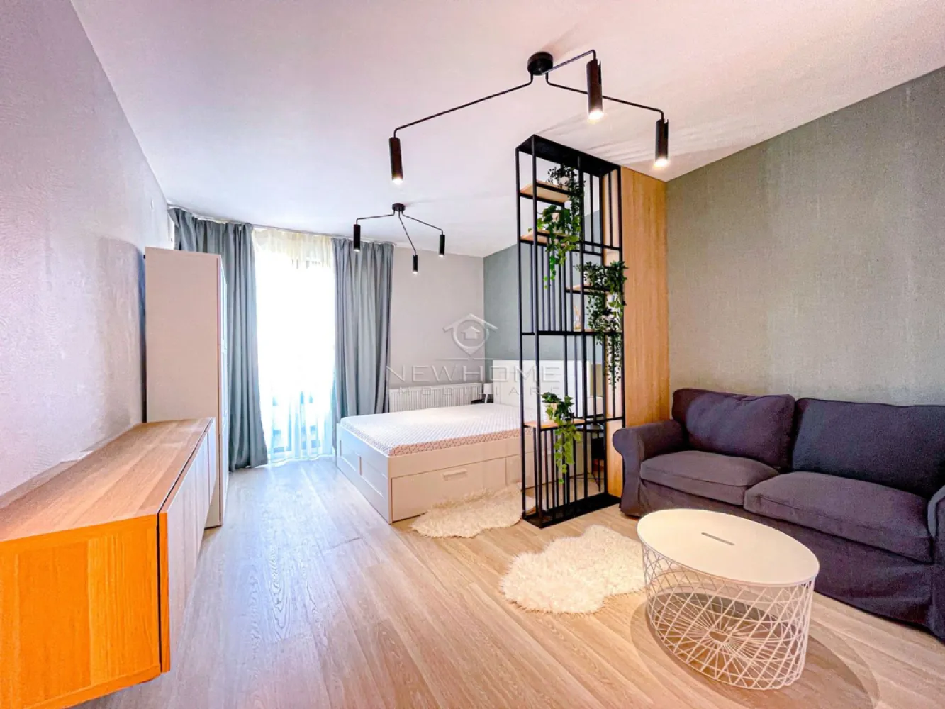 Apartament 1 camera LUX, zona Iulius Mall Gheorgheni - NewHOME Imobiliare ofera spre inchiriere in EXCLUSIVITATE apartament modern cu 1 camera, suprafata utila de 38 mp + 7 mp balcon, in ansamblul residential Park Lake 2. Apartamentul este amplasat la etajul 10 din 10 al unui imobil nou dotat cu 2 lifturi, finalizat in anul 2020, pozitionarea sa ofera sansa de a va bucura in fiecare zi de o panorama superba. Compus din: hol, baie, dormitor open-space, bucatarie, balcon. Pentru confortul Dvs. se inchiriaza complet mobilat si utilat, dotat centrala termica proprie, electrocasnice noi de inalta calitate, hota, plita, cuptor electric, masina de spalat rufe, masina de spalat vase, frigider, TV, Posibilitate de a inchiria si locul de PERCARE subteran la pretul de 50 euro/luna. Avand in vedere poziția si avantajele zonei este una de interes maxim, datorita pozitionarii fiind in apropiere de Iulius Mall, Business centre, facultatea FSEGA, Porsche Engineering, baza Sportiva, Iulius Park, etc. Pentru mai multe informatii sau pentru a programa o vizionare nu ezitati sa ne contactati