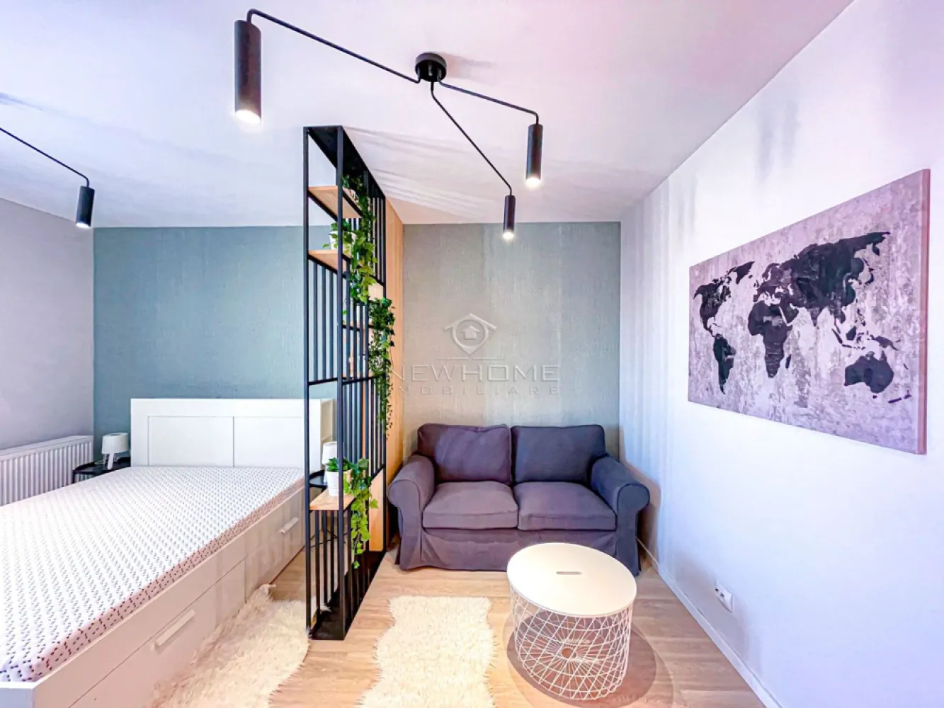 Apartament 1 camera LUX, zona Iulius Mall Gheorgheni - NewHOME Imobiliare ofera spre inchiriere in EXCLUSIVITATE apartament modern cu 1 camera, suprafata utila de 38 mp + 7 mp balcon, in ansamblul residential Park Lake 2. Apartamentul este amplasat la etajul 10 din 10 al unui imobil nou dotat cu 2 lifturi, finalizat in anul 2020, pozitionarea sa ofera sansa de a va bucura in fiecare zi de o panorama superba. Compus din: hol, baie, dormitor open-space, bucatarie, balcon. Pentru confortul Dvs. se inchiriaza complet mobilat si utilat, dotat centrala termica proprie, electrocasnice noi de inalta calitate, hota, plita, cuptor electric, masina de spalat rufe, masina de spalat vase, frigider, TV, Posibilitate de a inchiria si locul de PERCARE subteran la pretul de 50 euro/luna. Avand in vedere poziția si avantajele zonei este una de interes maxim, datorita pozitionarii fiind in apropiere de Iulius Mall, Business centre, facultatea FSEGA, Porsche Engineering, baza Sportiva, Iulius Park, etc. Pentru mai multe informatii sau pentru a programa o vizionare nu ezitati sa ne contactati