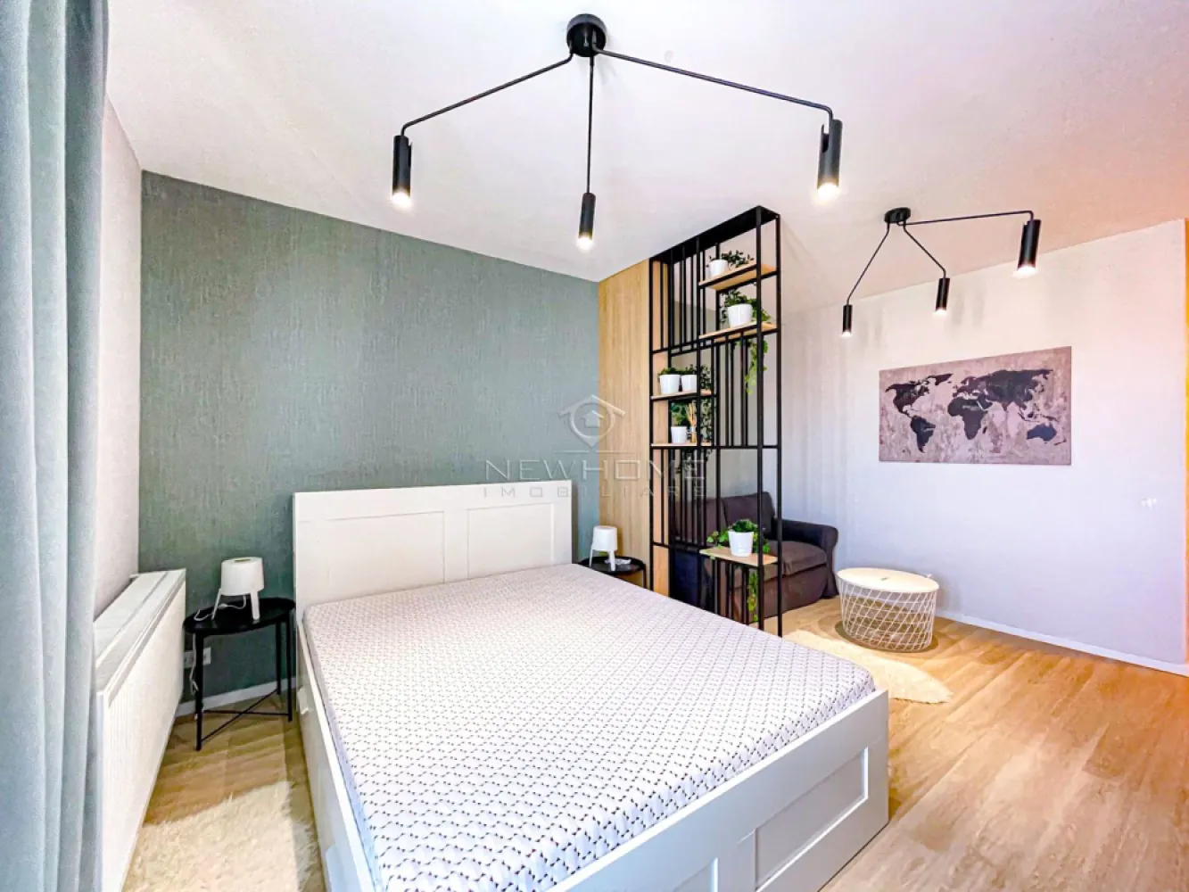 Apartament 1 camera LUX, zona Iulius Mall Gheorgheni - NewHOME Imobiliare ofera spre inchiriere in EXCLUSIVITATE apartament modern cu 1 camera, suprafata utila de 38 mp + 7 mp balcon, in ansamblul residential Park Lake 2. Apartamentul este amplasat la etajul 10 din 10 al unui imobil nou dotat cu 2 lifturi, finalizat in anul 2020, pozitionarea sa ofera sansa de a va bucura in fiecare zi de o panorama superba. Compus din: hol, baie, dormitor open-space, bucatarie, balcon. Pentru confortul Dvs. se inchiriaza complet mobilat si utilat, dotat centrala termica proprie, electrocasnice noi de inalta calitate, hota, plita, cuptor electric, masina de spalat rufe, masina de spalat vase, frigider, TV, Posibilitate de a inchiria si locul de PERCARE subteran la pretul de 50 euro/luna. Avand in vedere poziția si avantajele zonei este una de interes maxim, datorita pozitionarii fiind in apropiere de Iulius Mall, Business centre, facultatea FSEGA, Porsche Engineering, baza Sportiva, Iulius Park, etc. Pentru mai multe informatii sau pentru a programa o vizionare nu ezitati sa ne contactati