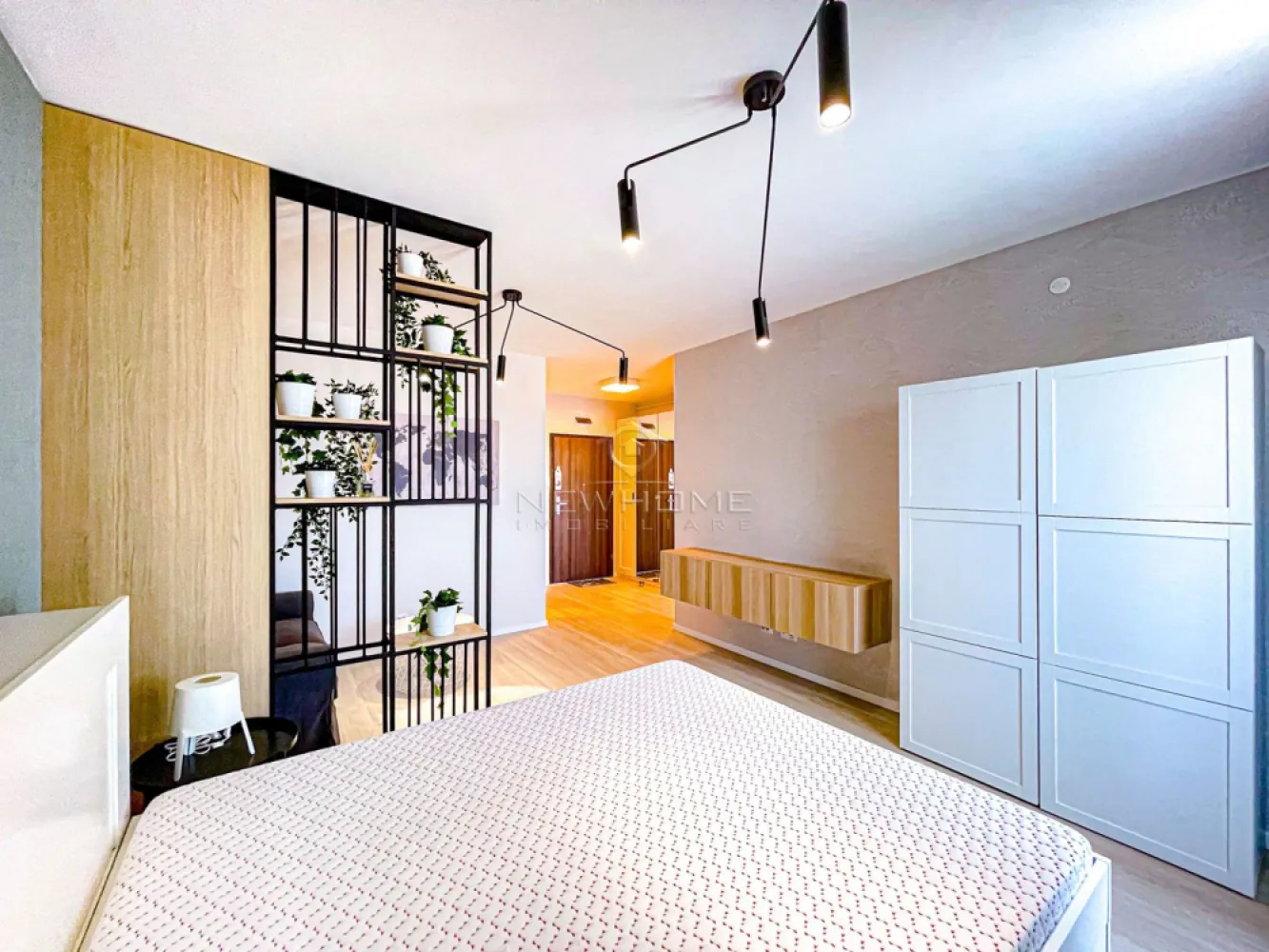Apartament 1 camera LUX, zona Iulius Mall Gheorgheni - NewHOME Imobiliare ofera spre inchiriere in EXCLUSIVITATE apartament modern cu 1 camera, suprafata utila de 38 mp + 7 mp balcon, in ansamblul residential Park Lake 2. Apartamentul este amplasat la etajul 10 din 10 al unui imobil nou dotat cu 2 lifturi, finalizat in anul 2020, pozitionarea sa ofera sansa de a va bucura in fiecare zi de o panorama superba. Compus din: hol, baie, dormitor open-space, bucatarie, balcon. Pentru confortul Dvs. se inchiriaza complet mobilat si utilat, dotat centrala termica proprie, electrocasnice noi de inalta calitate, hota, plita, cuptor electric, masina de spalat rufe, masina de spalat vase, frigider, TV, Posibilitate de a inchiria si locul de PERCARE subteran la pretul de 50 euro/luna. Avand in vedere poziția si avantajele zonei este una de interes maxim, datorita pozitionarii fiind in apropiere de Iulius Mall, Business centre, facultatea FSEGA, Porsche Engineering, baza Sportiva, Iulius Park, etc. Pentru mai multe informatii sau pentru a programa o vizionare nu ezitati sa ne contactati