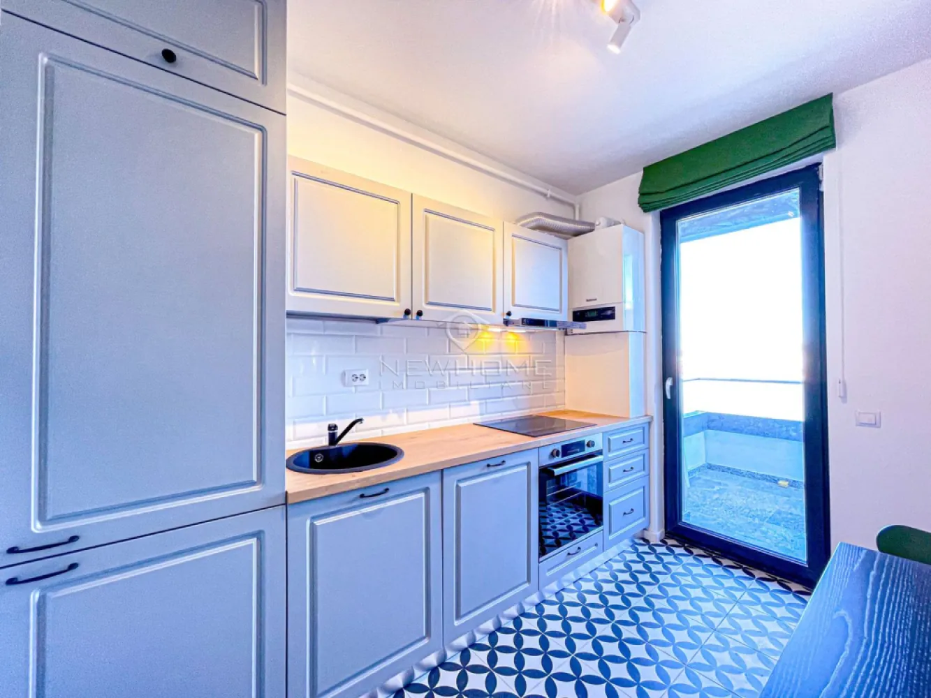 Apartament 1 camera LUX, zona Iulius Mall Gheorgheni - NewHOME Imobiliare ofera spre inchiriere in EXCLUSIVITATE apartament modern cu 1 camera, suprafata utila de 38 mp + 7 mp balcon, in ansamblul residential Park Lake 2. Apartamentul este amplasat la etajul 10 din 10 al unui imobil nou dotat cu 2 lifturi, finalizat in anul 2020, pozitionarea sa ofera sansa de a va bucura in fiecare zi de o panorama superba. Compus din: hol, baie, dormitor open-space, bucatarie, balcon. Pentru confortul Dvs. se inchiriaza complet mobilat si utilat, dotat centrala termica proprie, electrocasnice noi de inalta calitate, hota, plita, cuptor electric, masina de spalat rufe, masina de spalat vase, frigider, TV, Posibilitate de a inchiria si locul de PERCARE subteran la pretul de 50 euro/luna. Avand in vedere poziția si avantajele zonei este una de interes maxim, datorita pozitionarii fiind in apropiere de Iulius Mall, Business centre, facultatea FSEGA, Porsche Engineering, baza Sportiva, Iulius Park, etc. Pentru mai multe informatii sau pentru a programa o vizionare nu ezitati sa ne contactati