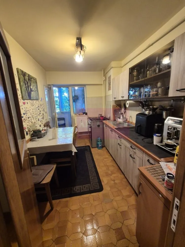 Vanzare apartament 2 camere Piata Iancului-metrou - Vanzare apartament 2 camere-Piata Iancului. Apartamentul este decomandat amenajat, aer conditionat, balcun inchis cu termopan. Blocul a fost construit in anul 1987, urmeaza sa fie anvelopat. La 2 minute se afla statie de metrou, tranvai, autobuz.