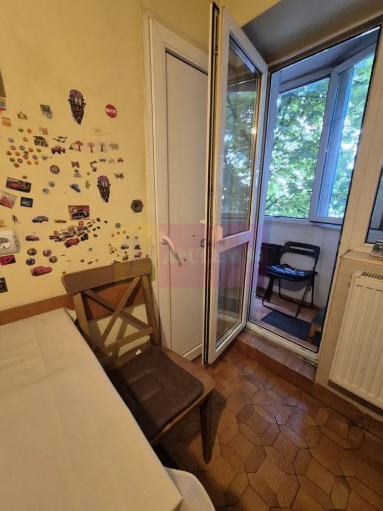 Vanzare apartament 2 camere Piata Iancului-metrou - Vanzare apartament 2 camere-Piata Iancului. Apartamentul este decomandat amenajat, aer conditionat, balcun inchis cu termopan. Blocul a fost construit in anul 1987, urmeaza sa fie anvelopat. La 2 minute se afla statie de metrou, tranvai, autobuz.