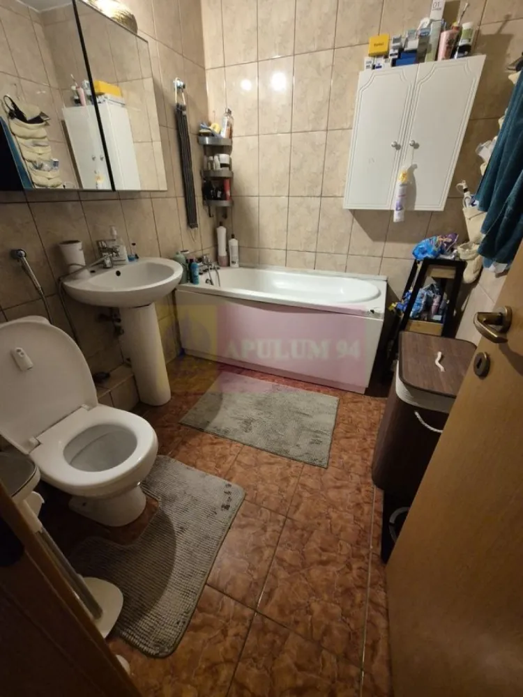 Vanzare apartament 2 camere Piata Iancului-metrou - Vanzare apartament 2 camere-Piata Iancului. Apartamentul este decomandat amenajat, aer conditionat, balcun inchis cu termopan. Blocul a fost construit in anul 1987, urmeaza sa fie anvelopat. La 2 minute se afla statie de metrou, tranvai, autobuz.