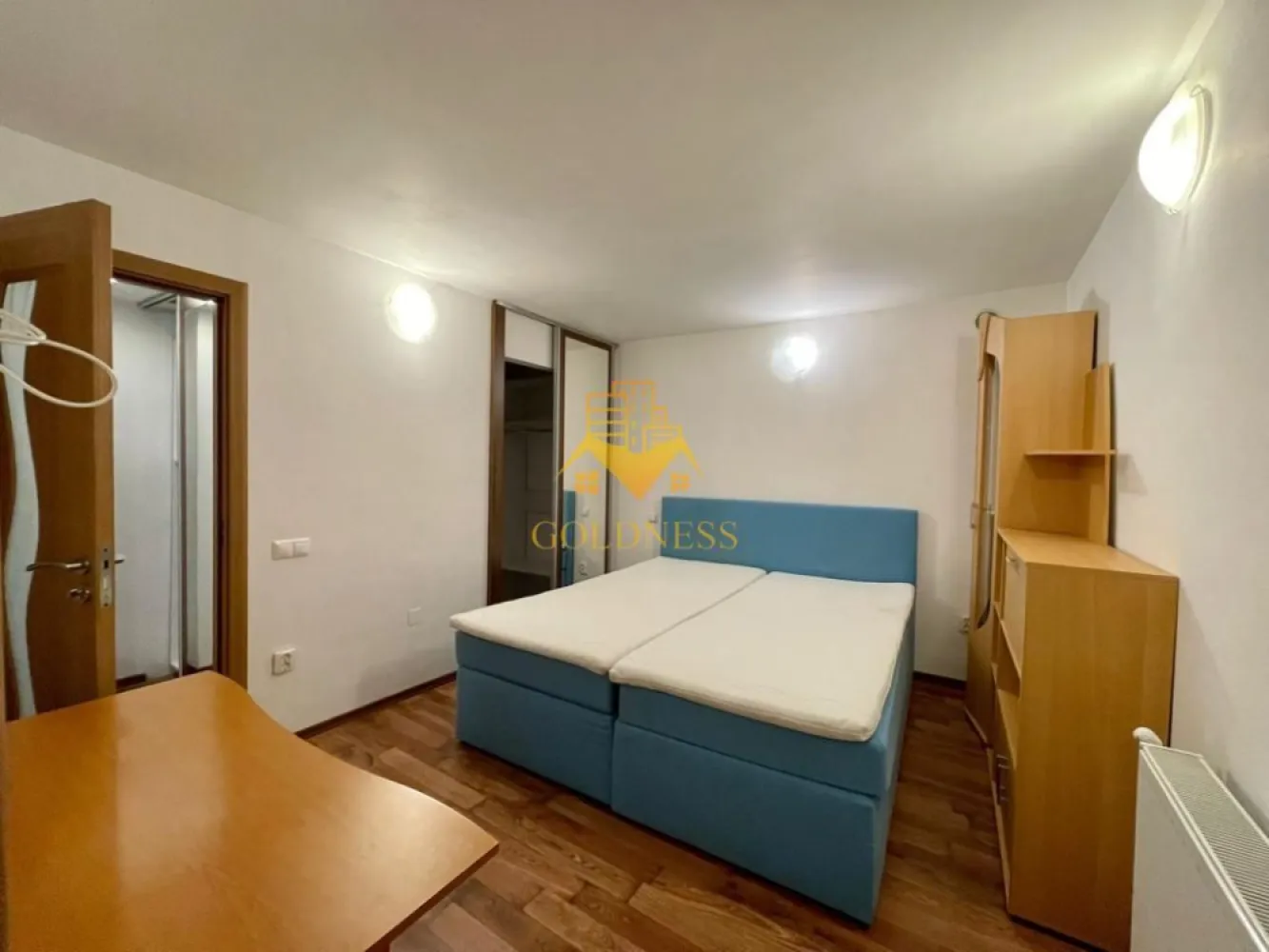 Apartament 90 mp in zona premium ~ Camine Hasdeu - GOLDNESS Imobiliare vă propune spre închiriere un apartament cu 3 camere, având o suprafață utilă de 93 mp, complet mobilat și utilat, situat la demisol, în zona Remetea, între cartierul Zorilor și zona căminelor studențești Hașdeu.

Se află într-o zonă premium, foarte apreciată pentru accesul facil către universități, centre medicale, magazine, restaurante, farmacii, stații de transport în comun și alte puncte de interes ale orașului.

Apartamentul este compartimentat astfel:

2 dormitoare;
living spațios;
bucătărie complet mobilată și utilată;
2 băi;
hol.

Imobilul este mobilat și utilat complet, fiind pregătit pentru mutare imediată.

Apartamentul beneficiază de centrală termică proprie, oferind confort și costuri eficiente pe tot parcursul anului.

Datorită amplasării excelente, proprietatea este ideală pentru studenți, rezidenți, cadre universitare, un cuplu sau o familie care își dorește să locuiască într-una dintre cele mai căutate zone ale Clujului.

Dacă sunteți interesați de acest apartament și doriți să îl vizionați, dar și pentru alte oferte, nu ezitați să ne contactați telefonic sau prin e-mail. Vă stăm la dispoziție!

Pentru intermediere se percepe un comision de 50% din prețul chiriei!