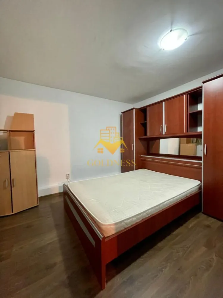 Apartament 90 mp in zona premium ~ Camine Hasdeu - GOLDNESS Imobiliare vă propune spre închiriere un apartament cu 3 camere, având o suprafață utilă de 93 mp, complet mobilat și utilat, situat la demisol, în zona Remetea, între cartierul Zorilor și zona căminelor studențești Hașdeu.

Se află într-o zonă premium, foarte apreciată pentru accesul facil către universități, centre medicale, magazine, restaurante, farmacii, stații de transport în comun și alte puncte de interes ale orașului.

Apartamentul este compartimentat astfel:

2 dormitoare;
living spațios;
bucătărie complet mobilată și utilată;
2 băi;
hol.

Imobilul este mobilat și utilat complet, fiind pregătit pentru mutare imediată.

Apartamentul beneficiază de centrală termică proprie, oferind confort și costuri eficiente pe tot parcursul anului.

Datorită amplasării excelente, proprietatea este ideală pentru studenți, rezidenți, cadre universitare, un cuplu sau o familie care își dorește să locuiască într-una dintre cele mai căutate zone ale Clujului.

Dacă sunteți interesați de acest apartament și doriți să îl vizionați, dar și pentru alte oferte, nu ezitați să ne contactați telefonic sau prin e-mail. Vă stăm la dispoziție!

Pentru intermediere se percepe un comision de 50% din prețul chiriei!
