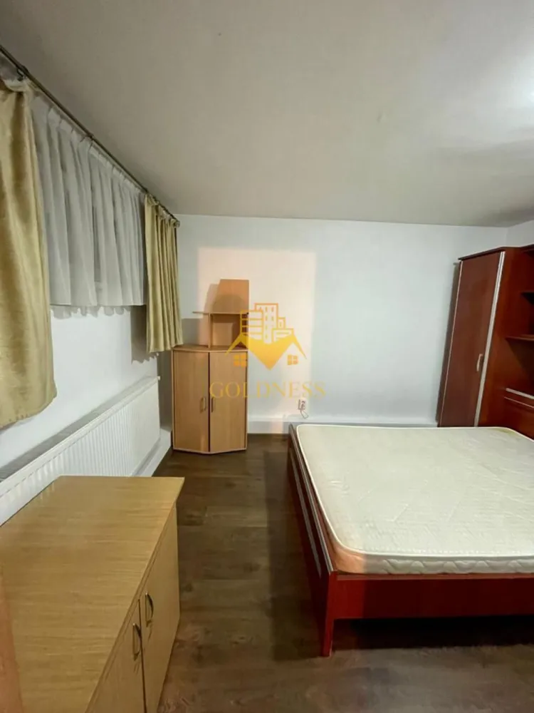 Apartament 90 mp in zona premium ~ Camine Hasdeu - GOLDNESS Imobiliare vă propune spre închiriere un apartament cu 3 camere, având o suprafață utilă de 93 mp, complet mobilat și utilat, situat la demisol, în zona Remetea, între cartierul Zorilor și zona căminelor studențești Hașdeu.

Se află într-o zonă premium, foarte apreciată pentru accesul facil către universități, centre medicale, magazine, restaurante, farmacii, stații de transport în comun și alte puncte de interes ale orașului.

Apartamentul este compartimentat astfel:

2 dormitoare;
living spațios;
bucătărie complet mobilată și utilată;
2 băi;
hol.

Imobilul este mobilat și utilat complet, fiind pregătit pentru mutare imediată.

Apartamentul beneficiază de centrală termică proprie, oferind confort și costuri eficiente pe tot parcursul anului.

Datorită amplasării excelente, proprietatea este ideală pentru studenți, rezidenți, cadre universitare, un cuplu sau o familie care își dorește să locuiască într-una dintre cele mai căutate zone ale Clujului.

Dacă sunteți interesați de acest apartament și doriți să îl vizionați, dar și pentru alte oferte, nu ezitați să ne contactați telefonic sau prin e-mail. Vă stăm la dispoziție!

Pentru intermediere se percepe un comision de 50% din prețul chiriei!