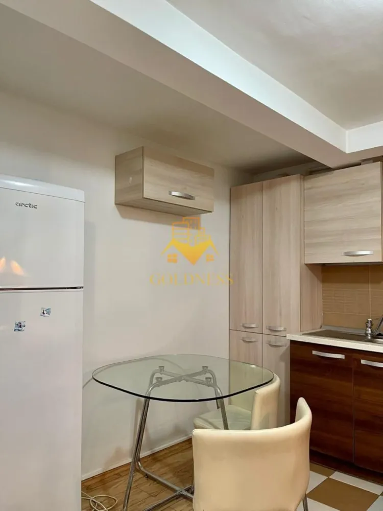 Apartament 90 mp in zona premium ~ Camine Hasdeu - GOLDNESS Imobiliare vă propune spre închiriere un apartament cu 3 camere, având o suprafață utilă de 93 mp, complet mobilat și utilat, situat la demisol, în zona Remetea, între cartierul Zorilor și zona căminelor studențești Hașdeu.

Se află într-o zonă premium, foarte apreciată pentru accesul facil către universități, centre medicale, magazine, restaurante, farmacii, stații de transport în comun și alte puncte de interes ale orașului.

Apartamentul este compartimentat astfel:

2 dormitoare;
living spațios;
bucătărie complet mobilată și utilată;
2 băi;
hol.

Imobilul este mobilat și utilat complet, fiind pregătit pentru mutare imediată.

Apartamentul beneficiază de centrală termică proprie, oferind confort și costuri eficiente pe tot parcursul anului.

Datorită amplasării excelente, proprietatea este ideală pentru studenți, rezidenți, cadre universitare, un cuplu sau o familie care își dorește să locuiască într-una dintre cele mai căutate zone ale Clujului.

Dacă sunteți interesați de acest apartament și doriți să îl vizionați, dar și pentru alte oferte, nu ezitați să ne contactați telefonic sau prin e-mail. Vă stăm la dispoziție!

Pentru intermediere se percepe un comision de 50% din prețul chiriei!