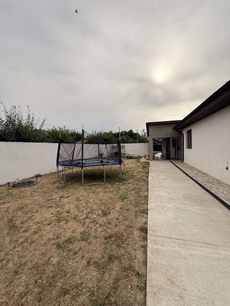 Casă individuală, în Tulucești - Detalii Generale & Curte
Teren generos de 550 mp: Spațiu ideal pentru relaxare, loc de joacă sau amenajări peisagistice.

Amprentă la sol de 106 mp: O construcție solidă și perfect proporționată cu suprafața curții.

Parter – Confort modern și finisaje elegante
Zonă de zi primitoare: Un living luminos și o bucătărie complet mobilată și utilată, gata pentru momentele în familie.

Intimitate și relaxare: 2 dormitoare primitoare și o baie modernă dotată cu cabină de dus și perete de sticlă walk-in.

Confort termic premium: Încălzire în pardoseală pentru o atmosferă caldă și un consum eficient în sezonul rece.

Mansardă – Spațiu versatil și relaxare
Open space generos: Un spațiu multifuncțional, perfect pentru o zonă de recreere, birou sau loc de joacă.

Zonă de noapte: Un dormitor intim, deservit de o baie elegantă cu cadă.

Organizare perfectă: Dressing dedicat și alte 2 spații inteligente pentru depozitare.

Climatizare optimă: Încălzire eficientă prin calorifere și aer condiționat cu invertor pentru verile răcoroase.

Foișorul – Zona ta de relaxare și socializare (Corp lipit de casă)
Funcționalitate maximă: O construcție anexă completă, formată dintr-o cameră primitoare, bucătărie (nemobilată) și o baie de serviciu.

Bonus – Beci spațios: Acces direct către un beci generos, poziționat strategic sub terasa din spatele casei – ideal pentru depozitare sau cramă.