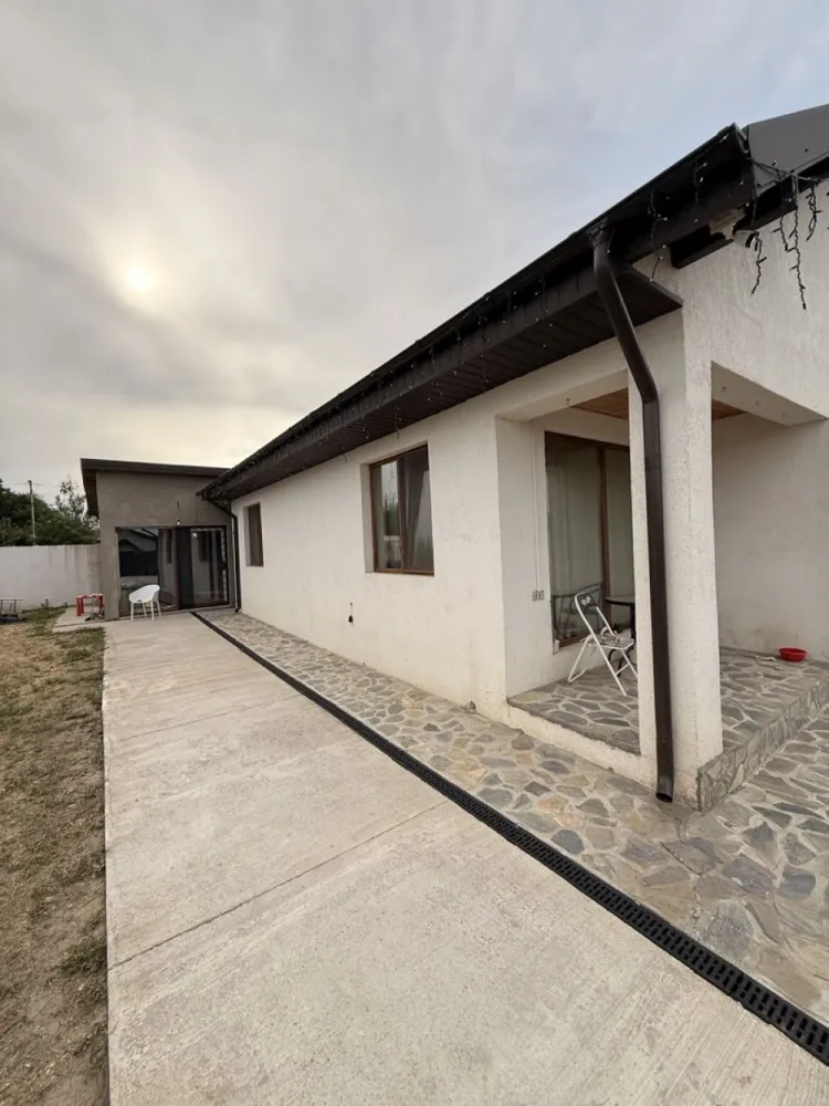 Casă individuală, în Tulucești - Detalii Generale & Curte
Teren generos de 550 mp: Spațiu ideal pentru relaxare, loc de joacă sau amenajări peisagistice.

Amprentă la sol de 106 mp: O construcție solidă și perfect proporționată cu suprafața curții.

Parter – Confort modern și finisaje elegante
Zonă de zi primitoare: Un living luminos și o bucătărie complet mobilată și utilată, gata pentru momentele în familie.

Intimitate și relaxare: 2 dormitoare primitoare și o baie modernă dotată cu cabină de dus și perete de sticlă walk-in.

Confort termic premium: Încălzire în pardoseală pentru o atmosferă caldă și un consum eficient în sezonul rece.

Mansardă – Spațiu versatil și relaxare
Open space generos: Un spațiu multifuncțional, perfect pentru o zonă de recreere, birou sau loc de joacă.

Zonă de noapte: Un dormitor intim, deservit de o baie elegantă cu cadă.

Organizare perfectă: Dressing dedicat și alte 2 spații inteligente pentru depozitare.

Climatizare optimă: Încălzire eficientă prin calorifere și aer condiționat cu invertor pentru verile răcoroase.

Foișorul – Zona ta de relaxare și socializare (Corp lipit de casă)
Funcționalitate maximă: O construcție anexă completă, formată dintr-o cameră primitoare, bucătărie (nemobilată) și o baie de serviciu.

Bonus – Beci spațios: Acces direct către un beci generos, poziționat strategic sub terasa din spatele casei – ideal pentru depozitare sau cramă.