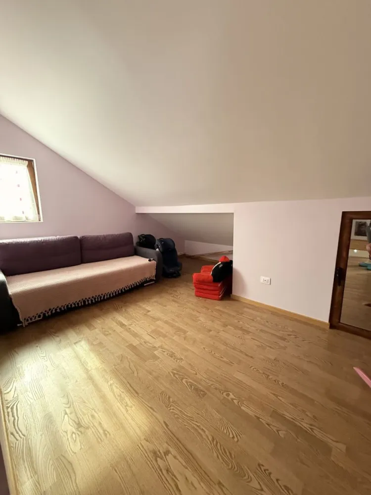 Casă individuală, în Tulucești - Detalii Generale & Curte
Teren generos de 550 mp: Spațiu ideal pentru relaxare, loc de joacă sau amenajări peisagistice.

Amprentă la sol de 106 mp: O construcție solidă și perfect proporționată cu suprafața curții.

Parter – Confort modern și finisaje elegante
Zonă de zi primitoare: Un living luminos și o bucătărie complet mobilată și utilată, gata pentru momentele în familie.

Intimitate și relaxare: 2 dormitoare primitoare și o baie modernă dotată cu cabină de dus și perete de sticlă walk-in.

Confort termic premium: Încălzire în pardoseală pentru o atmosferă caldă și un consum eficient în sezonul rece.

Mansardă – Spațiu versatil și relaxare
Open space generos: Un spațiu multifuncțional, perfect pentru o zonă de recreere, birou sau loc de joacă.

Zonă de noapte: Un dormitor intim, deservit de o baie elegantă cu cadă.

Organizare perfectă: Dressing dedicat și alte 2 spații inteligente pentru depozitare.

Climatizare optimă: Încălzire eficientă prin calorifere și aer condiționat cu invertor pentru verile răcoroase.

Foișorul – Zona ta de relaxare și socializare (Corp lipit de casă)
Funcționalitate maximă: O construcție anexă completă, formată dintr-o cameră primitoare, bucătărie (nemobilată) și o baie de serviciu.

Bonus – Beci spațios: Acces direct către un beci generos, poziționat strategic sub terasa din spatele casei – ideal pentru depozitare sau cramă.