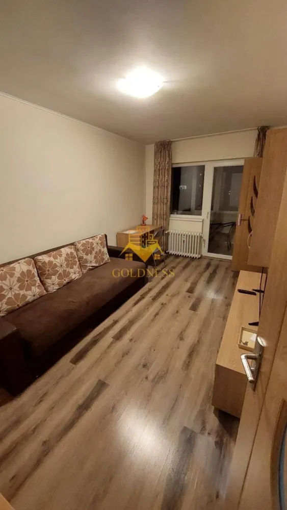 1 camera, Zorilor, Observatorului, UMF, USAMV, UTCN - GOLDNESS Imobiliare vă propune spre închiriere un apartament cu 1 camere complet mobilat și utilat, la etajul 3 într-un imobil de 4 etaje, în Cartierul Zorilor.
Posibilitatea de parcare în zona la liber.
Se află în apropierea stațiilor de transport în comun, magazine, restaurante, spații verzi, farmacii, etc. 

Apartamentul este compartimentat astfel:
 - camera cu canapea extensibila, dressing, noptiere
 - bucătărie complet utilată și mobilată
 - baie cu cabina de dus, calorifer port prosop și dulap pentru depozitare.
 - balcon 3mp.

Imobilul este dotat cu toate cele necesare- termoficare, frigider, aragaz, hotă, mașină de spălat haine, etc. 

Dacă sunteți interesați de acest apartament și doriți să îl vizionați, dar și pentru alte oferte nu ezitați să ne contactați telefonic sau prin e-mail. Vă stăm la dispoziție!
Pentru intermediere se percepe un comision de 50% din prețul chiriei!