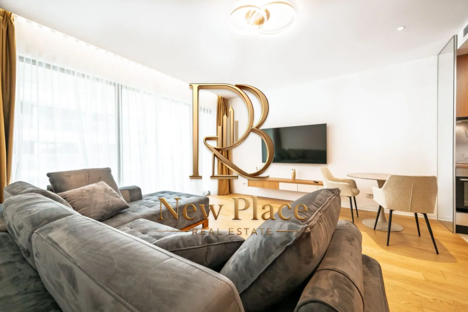 One Lake Club | Vedere catre Parc si Lac | Balcon 9 mp [+21% TVA] LUX - New Place Real Estate Company va propune spre vanzare un apartament de 2 camere situat in zona de Nord a Bucurestiului - One Lake Club.

Apartamentul este situat la Etajul 4, are o suprafata utila de 52,00 mp si suprafata utila totala de 60,90 mp, are vederea libera, fiind compus din living de 19,50 mp, bucatarie open space de 5,00 mp, dormitor de 15,20 mp, baie de 7,08 mp, hol de 5,20 mp si un balcon de 8,90 mp.

Separat se poate achizitiona un Loc de Parcare situat la subteranul imobilului.

One Lake Club este un complex rezidential situat in partea de Nord a Bucurestiului, in apropierea principalelor puncte de interes din zona de Nord a capitalei. Aceasta zona este cunoscuta pentru spatiile verzi si pentru parcurile din zona, care ofera o oaza de liniste si faciliteaza apropierea de natura in mijlocul agitatiei urbane. Parcul Herastrau, Lacul Tei, Parcul Floreasca sau Parcul Circului sunt doar cateva dintre cele mai populare locuri de relaxare. Unul dintre cele mai mari avantaje ale zonei de Nord este accesibilitatea si usurinta cu care poți ajunge in orice parte a orasului. In aceasta zona se afla statii de metrou, cum ar fi: Aviatorilor si Pipera, care faciliteaza accesul rapid la alte zone din oras. De asemenea aici gasim unele dintre cele mai importante artere cum ar fi: DN1 sau Autostrada A3, care ofera acces rapid la iesirea din oras. In zona se afla cele mai importante centre de afaceri, precum si mall-uri, restaurante de top, gradinite si scoli recunoscute la nivel international: Promenada Mall, Baneasa Shopping City, City Gate, Tiriac Tower, Oracle.

Pentru mai multe detalii, nu ezitati sa ne contactati.

Aceasta oferta apartine New Place Real Estate Company.