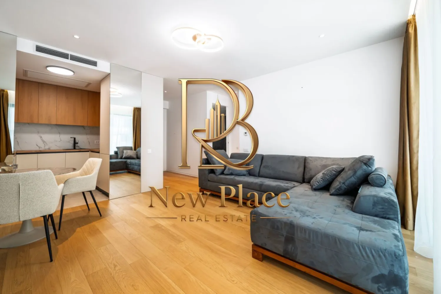 One Lake Club | Vedere catre Parc si Lac | Balcon 9 mp [+21% TVA] LUX - New Place Real Estate Company va propune spre vanzare un apartament de 2 camere situat in zona de Nord a Bucurestiului - One Lake Club.

Apartamentul este situat la Etajul 4, are o suprafata utila de 52,00 mp si suprafata utila totala de 60,90 mp, are vederea libera, fiind compus din living de 19,50 mp, bucatarie open space de 5,00 mp, dormitor de 15,20 mp, baie de 7,08 mp, hol de 5,20 mp si un balcon de 8,90 mp.

Separat se poate achizitiona un Loc de Parcare situat la subteranul imobilului.

One Lake Club este un complex rezidential situat in partea de Nord a Bucurestiului, in apropierea principalelor puncte de interes din zona de Nord a capitalei. Aceasta zona este cunoscuta pentru spatiile verzi si pentru parcurile din zona, care ofera o oaza de liniste si faciliteaza apropierea de natura in mijlocul agitatiei urbane. Parcul Herastrau, Lacul Tei, Parcul Floreasca sau Parcul Circului sunt doar cateva dintre cele mai populare locuri de relaxare. Unul dintre cele mai mari avantaje ale zonei de Nord este accesibilitatea si usurinta cu care poți ajunge in orice parte a orasului. In aceasta zona se afla statii de metrou, cum ar fi: Aviatorilor si Pipera, care faciliteaza accesul rapid la alte zone din oras. De asemenea aici gasim unele dintre cele mai importante artere cum ar fi: DN1 sau Autostrada A3, care ofera acces rapid la iesirea din oras. In zona se afla cele mai importante centre de afaceri, precum si mall-uri, restaurante de top, gradinite si scoli recunoscute la nivel international: Promenada Mall, Baneasa Shopping City, City Gate, Tiriac Tower, Oracle.

Pentru mai multe detalii, nu ezitati sa ne contactati.

Aceasta oferta apartine New Place Real Estate Company.