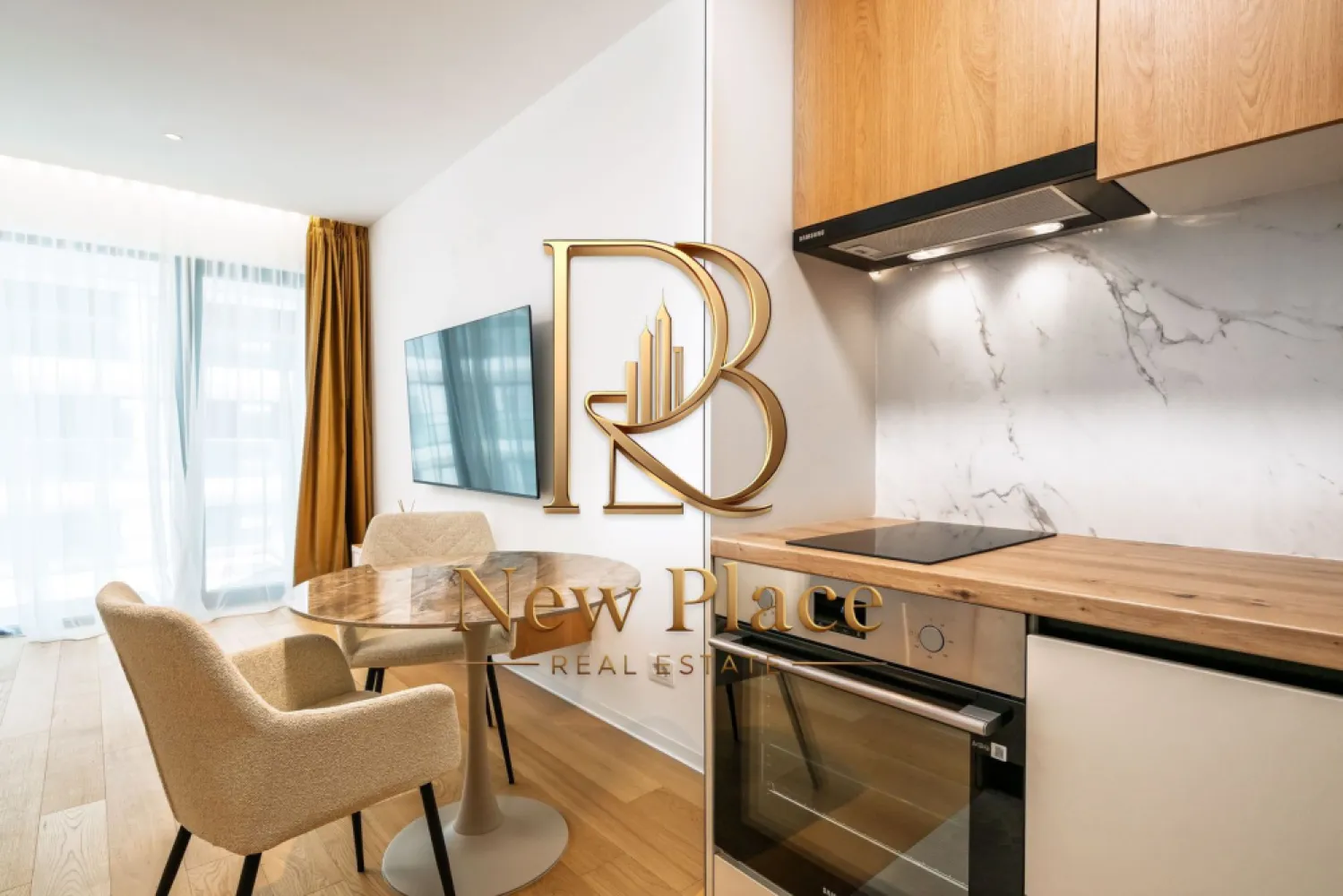 One Lake Club | Vedere catre Parc si Lac | Balcon 9 mp [+21% TVA] LUX - New Place Real Estate Company va propune spre vanzare un apartament de 2 camere situat in zona de Nord a Bucurestiului - One Lake Club.

Apartamentul este situat la Etajul 4, are o suprafata utila de 52,00 mp si suprafata utila totala de 60,90 mp, are vederea libera, fiind compus din living de 19,50 mp, bucatarie open space de 5,00 mp, dormitor de 15,20 mp, baie de 7,08 mp, hol de 5,20 mp si un balcon de 8,90 mp.

Separat se poate achizitiona un Loc de Parcare situat la subteranul imobilului.

One Lake Club este un complex rezidential situat in partea de Nord a Bucurestiului, in apropierea principalelor puncte de interes din zona de Nord a capitalei. Aceasta zona este cunoscuta pentru spatiile verzi si pentru parcurile din zona, care ofera o oaza de liniste si faciliteaza apropierea de natura in mijlocul agitatiei urbane. Parcul Herastrau, Lacul Tei, Parcul Floreasca sau Parcul Circului sunt doar cateva dintre cele mai populare locuri de relaxare. Unul dintre cele mai mari avantaje ale zonei de Nord este accesibilitatea si usurinta cu care poți ajunge in orice parte a orasului. In aceasta zona se afla statii de metrou, cum ar fi: Aviatorilor si Pipera, care faciliteaza accesul rapid la alte zone din oras. De asemenea aici gasim unele dintre cele mai importante artere cum ar fi: DN1 sau Autostrada A3, care ofera acces rapid la iesirea din oras. In zona se afla cele mai importante centre de afaceri, precum si mall-uri, restaurante de top, gradinite si scoli recunoscute la nivel international: Promenada Mall, Baneasa Shopping City, City Gate, Tiriac Tower, Oracle.

Pentru mai multe detalii, nu ezitati sa ne contactati.

Aceasta oferta apartine New Place Real Estate Company.