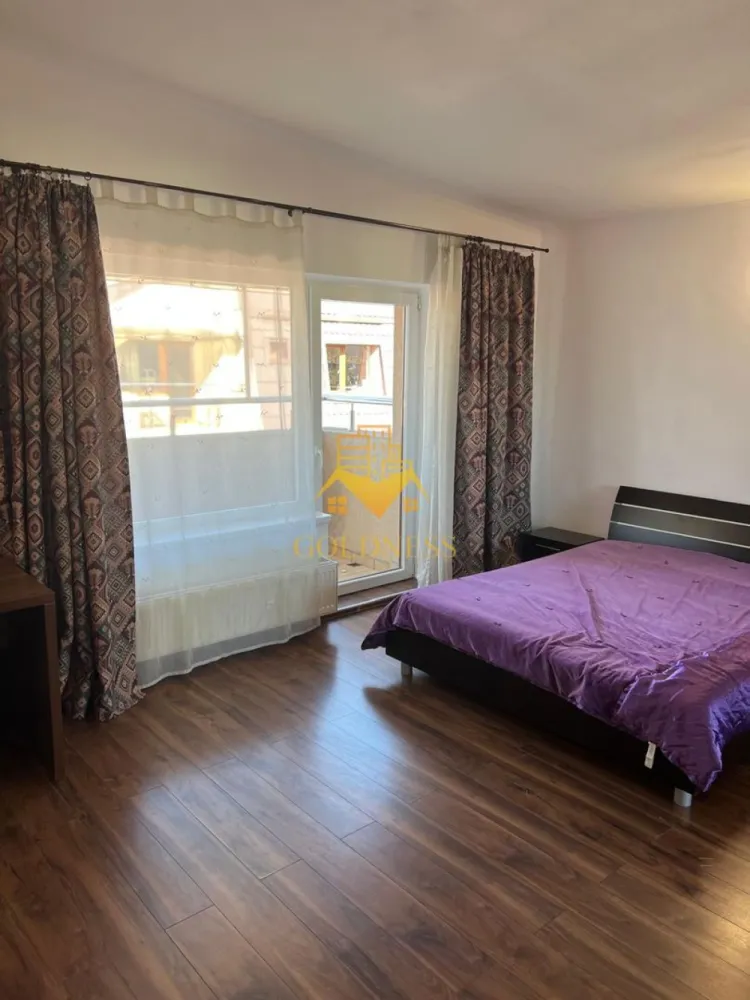 Apartament 3 camere la etajul 3 zona Caminelor Hasdeu - GOLDNESS Imobiliare vă propune spre închiriere un apartament cu 3 camere, având o suprafață utilă de 93 mp, complet mobilat și utilat, în zona Remetea, între cartierul Zorilor și zona căminelor studențești Hașdeu.

Se află într-o zonă premium, foarte apreciată pentru accesul facil către universități, centre medicale, magazine, restaurante, farmacii, stații de transport în comun și alte puncte de interes ale orașului.

Apartamentul este compartimentat astfel:

2 dormitoare;
living cu bucatarie
baie;
balcon;
hol.

Imobilul este mobilat și utilat complet, fiind pregătit pentru mutare imediată.

Apartamentul beneficiază de centrală termică proprie, oferind confort și costuri eficiente pe tot parcursul anului.

Datorită amplasării excelente, proprietatea este ideală pentru studenți, rezidenți, cadre universitare, un cuplu sau o familie care își dorește să locuiască într-una dintre cele mai căutate zone ale Clujului.

Dacă sunteți interesați de acest apartament și doriți să îl vizionați, dar și pentru alte oferte, nu ezitați să ne contactați telefonic sau prin e-mail. Vă stăm la dispoziție!

Pentru intermediere se percepe un comision de 50% din prețul chiriei!