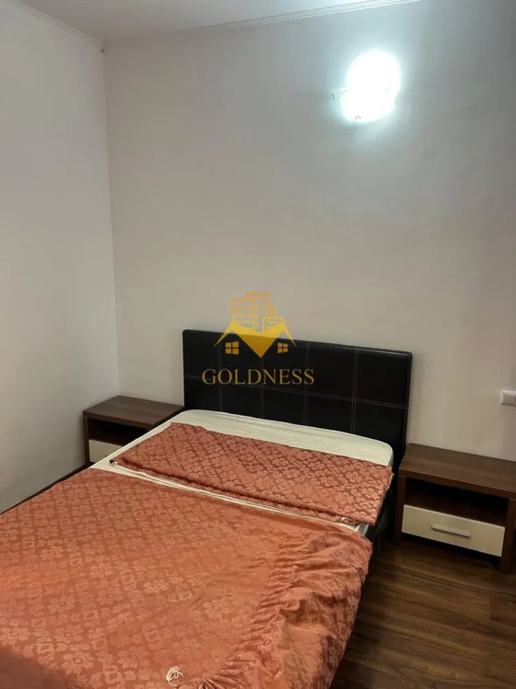 Apartament 3 camere la etajul 3 zona Caminelor Hasdeu - GOLDNESS Imobiliare vă propune spre închiriere un apartament cu 3 camere, având o suprafață utilă de 93 mp, complet mobilat și utilat, în zona Remetea, între cartierul Zorilor și zona căminelor studențești Hașdeu.

Se află într-o zonă premium, foarte apreciată pentru accesul facil către universități, centre medicale, magazine, restaurante, farmacii, stații de transport în comun și alte puncte de interes ale orașului.

Apartamentul este compartimentat astfel:

2 dormitoare;
living cu bucatarie
baie;
balcon;
hol.

Imobilul este mobilat și utilat complet, fiind pregătit pentru mutare imediată.

Apartamentul beneficiază de centrală termică proprie, oferind confort și costuri eficiente pe tot parcursul anului.

Datorită amplasării excelente, proprietatea este ideală pentru studenți, rezidenți, cadre universitare, un cuplu sau o familie care își dorește să locuiască într-una dintre cele mai căutate zone ale Clujului.

Dacă sunteți interesați de acest apartament și doriți să îl vizionați, dar și pentru alte oferte, nu ezitați să ne contactați telefonic sau prin e-mail. Vă stăm la dispoziție!

Pentru intermediere se percepe un comision de 50% din prețul chiriei!