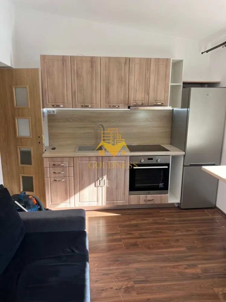 Apartament 3 camere la etajul 3 zona Caminelor Hasdeu - GOLDNESS Imobiliare vă propune spre închiriere un apartament cu 3 camere, având o suprafață utilă de 93 mp, complet mobilat și utilat, în zona Remetea, între cartierul Zorilor și zona căminelor studențești Hașdeu.

Se află într-o zonă premium, foarte apreciată pentru accesul facil către universități, centre medicale, magazine, restaurante, farmacii, stații de transport în comun și alte puncte de interes ale orașului.

Apartamentul este compartimentat astfel:

2 dormitoare;
living cu bucatarie
baie;
balcon;
hol.

Imobilul este mobilat și utilat complet, fiind pregătit pentru mutare imediată.

Apartamentul beneficiază de centrală termică proprie, oferind confort și costuri eficiente pe tot parcursul anului.

Datorită amplasării excelente, proprietatea este ideală pentru studenți, rezidenți, cadre universitare, un cuplu sau o familie care își dorește să locuiască într-una dintre cele mai căutate zone ale Clujului.

Dacă sunteți interesați de acest apartament și doriți să îl vizionați, dar și pentru alte oferte, nu ezitați să ne contactați telefonic sau prin e-mail. Vă stăm la dispoziție!

Pentru intermediere se percepe un comision de 50% din prețul chiriei!