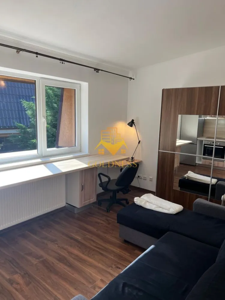 Apartament 3 camere la etajul 3 zona Caminelor Hasdeu - GOLDNESS Imobiliare vă propune spre închiriere un apartament cu 3 camere, având o suprafață utilă de 93 mp, complet mobilat și utilat, în zona Remetea, între cartierul Zorilor și zona căminelor studențești Hașdeu.

Se află într-o zonă premium, foarte apreciată pentru accesul facil către universități, centre medicale, magazine, restaurante, farmacii, stații de transport în comun și alte puncte de interes ale orașului.

Apartamentul este compartimentat astfel:

2 dormitoare;
living cu bucatarie
baie;
balcon;
hol.

Imobilul este mobilat și utilat complet, fiind pregătit pentru mutare imediată.

Apartamentul beneficiază de centrală termică proprie, oferind confort și costuri eficiente pe tot parcursul anului.

Datorită amplasării excelente, proprietatea este ideală pentru studenți, rezidenți, cadre universitare, un cuplu sau o familie care își dorește să locuiască într-una dintre cele mai căutate zone ale Clujului.

Dacă sunteți interesați de acest apartament și doriți să îl vizionați, dar și pentru alte oferte, nu ezitați să ne contactați telefonic sau prin e-mail. Vă stăm la dispoziție!

Pentru intermediere se percepe un comision de 50% din prețul chiriei!
