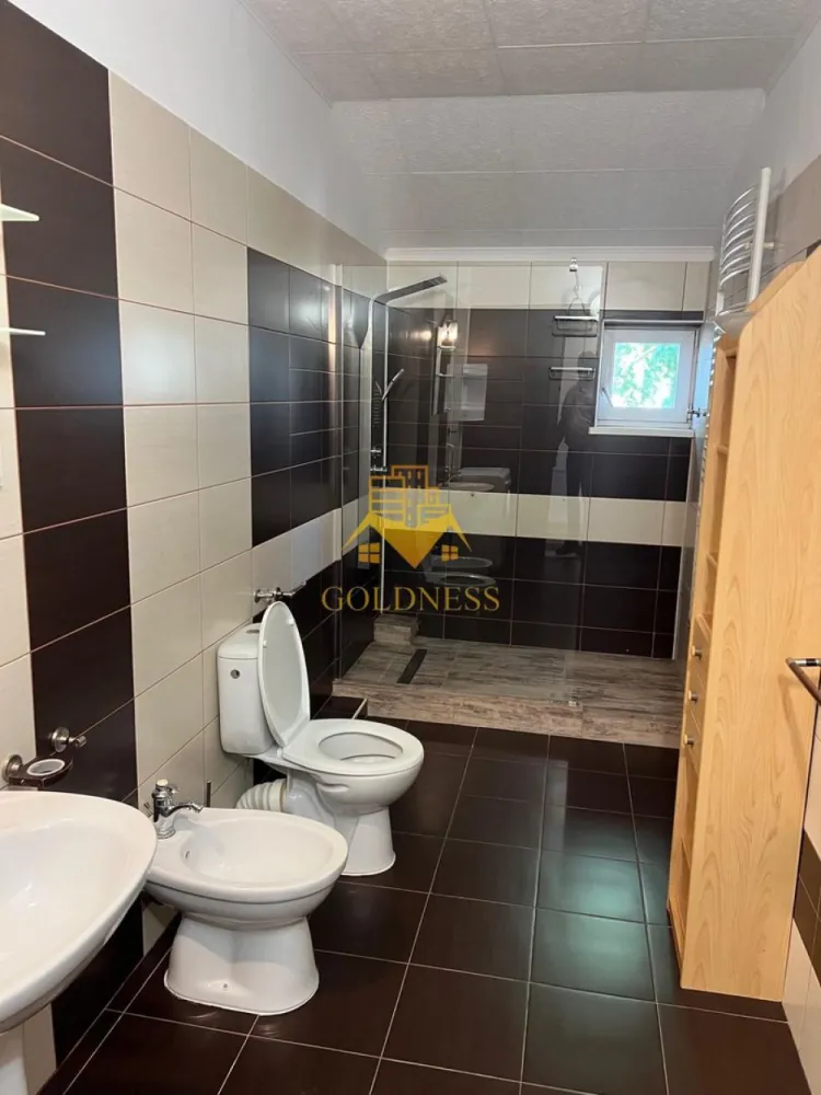 Apartament 3 camere la etajul 3 zona Caminelor Hasdeu - GOLDNESS Imobiliare vă propune spre închiriere un apartament cu 3 camere, având o suprafață utilă de 93 mp, complet mobilat și utilat, în zona Remetea, între cartierul Zorilor și zona căminelor studențești Hașdeu.

Se află într-o zonă premium, foarte apreciată pentru accesul facil către universități, centre medicale, magazine, restaurante, farmacii, stații de transport în comun și alte puncte de interes ale orașului.

Apartamentul este compartimentat astfel:

2 dormitoare;
living cu bucatarie
baie;
balcon;
hol.

Imobilul este mobilat și utilat complet, fiind pregătit pentru mutare imediată.

Apartamentul beneficiază de centrală termică proprie, oferind confort și costuri eficiente pe tot parcursul anului.

Datorită amplasării excelente, proprietatea este ideală pentru studenți, rezidenți, cadre universitare, un cuplu sau o familie care își dorește să locuiască într-una dintre cele mai căutate zone ale Clujului.

Dacă sunteți interesați de acest apartament și doriți să îl vizionați, dar și pentru alte oferte, nu ezitați să ne contactați telefonic sau prin e-mail. Vă stăm la dispoziție!

Pentru intermediere se percepe un comision de 50% din prețul chiriei!