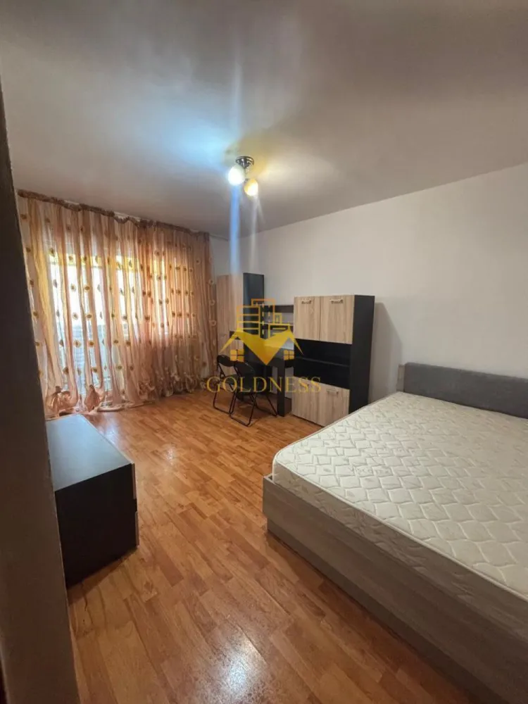1 camera, Manastur, Izlazului, Frunzișului, UMF, USAMV, Centrala - GOLDNESS Imobiliare vă propune spre închiriere un apartament cu 1 camere complet mobilat și utilat, la etajul 4 într-un imobil de 8 etaje, în Cartierul Manastur.
Se află în apropierea stațiilor de transport în comun, magazine, restaurante, spații verzi, farmacii, etc. 

Apartamentul este compartimentat astfel:
 - camera cu pat matrimonial, dressing, noptiere
 - bucătărie complet utilată și mobilată, loc de servit masa 
 - baie cu cada, calorifer port prosop și dulap pentru depozitare.
 - balcon 4mp

Imobilul este dotat cu toate cele necesare- centrală proprie, frigider, aragaz, hotă, mașină de spălat haine, etc. 

Dacă sunteți interesați de acest apartament și doriți să îl vizionați, dar și pentru alte oferte nu ezitați să ne contactați telefonic sau prin e-mail. Vă stăm la dispoziție!
Pentru intermediere se percepe un comision de 50% din prețul chiriei!